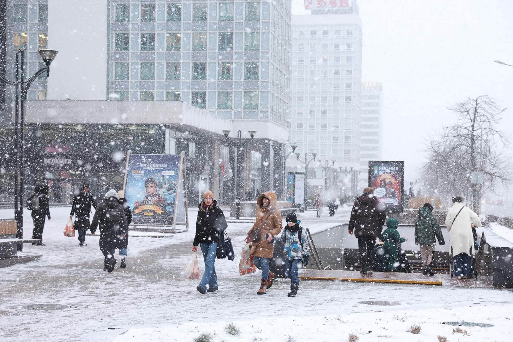 Минчане на улице города