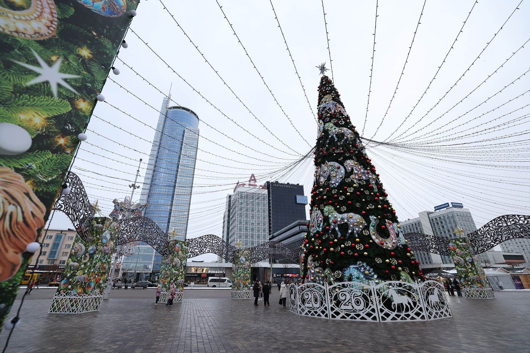 Елка у Дворца спорта