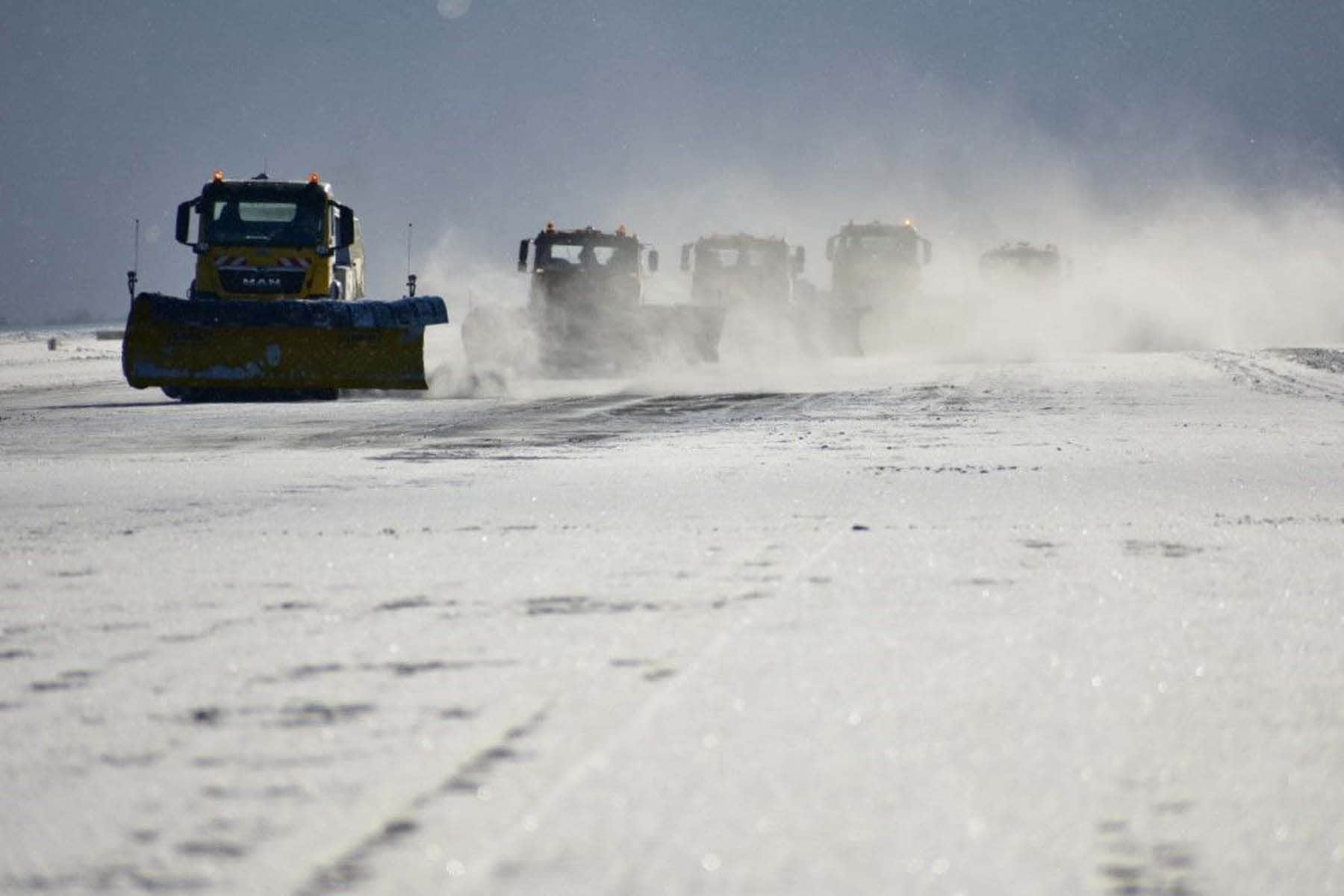 Уборка снега в аэропорту Минск