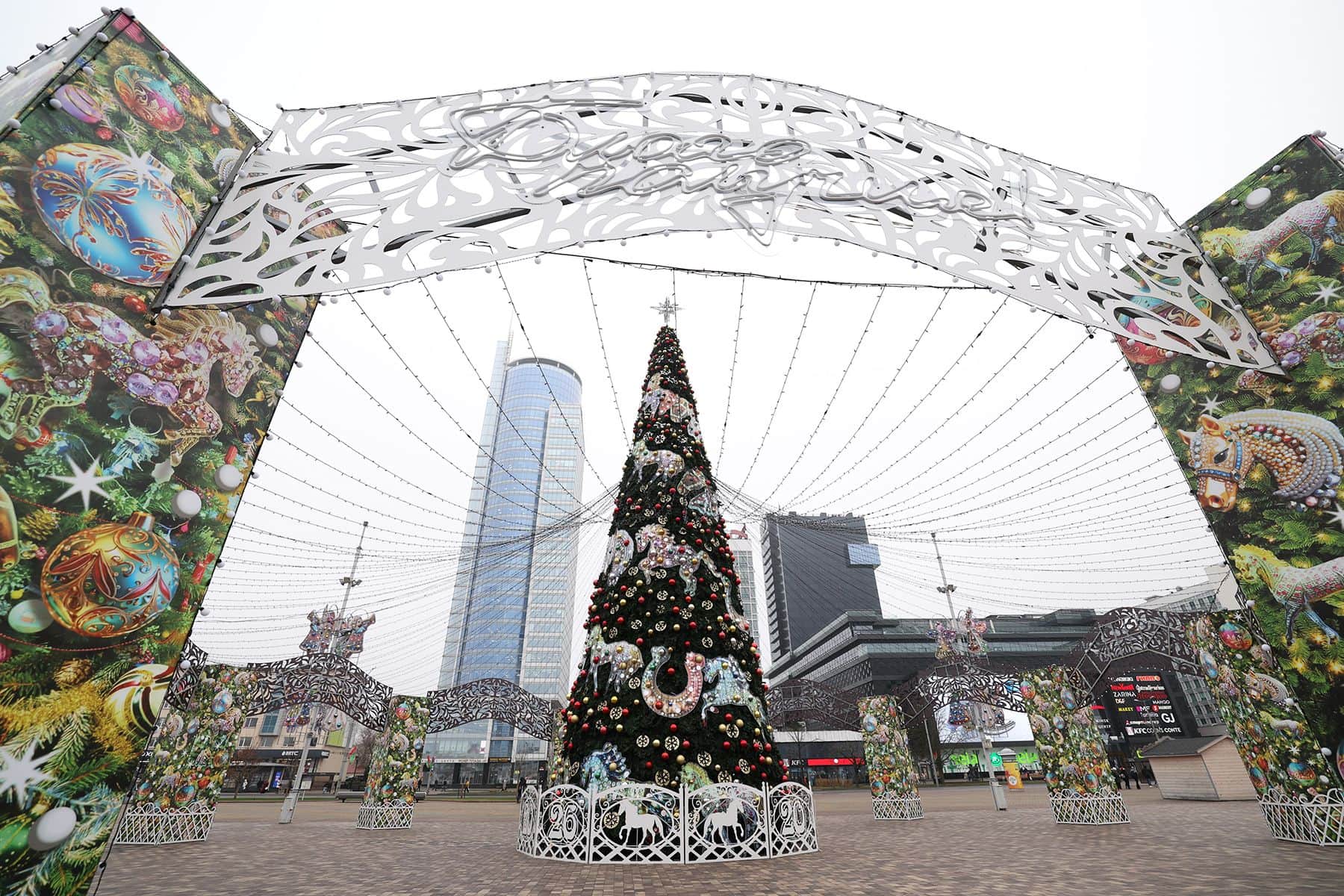 Елка у Дворца спорта