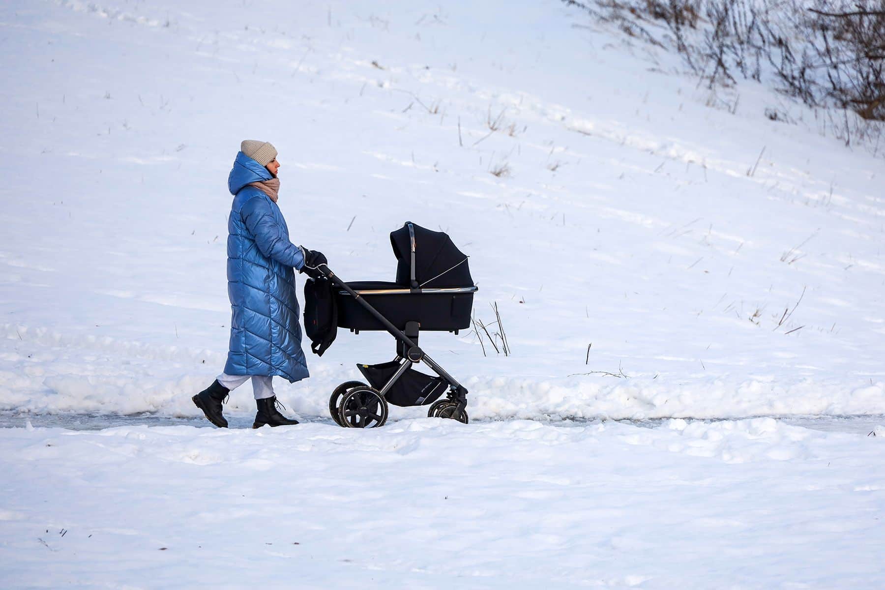 Женщина с детской коляской