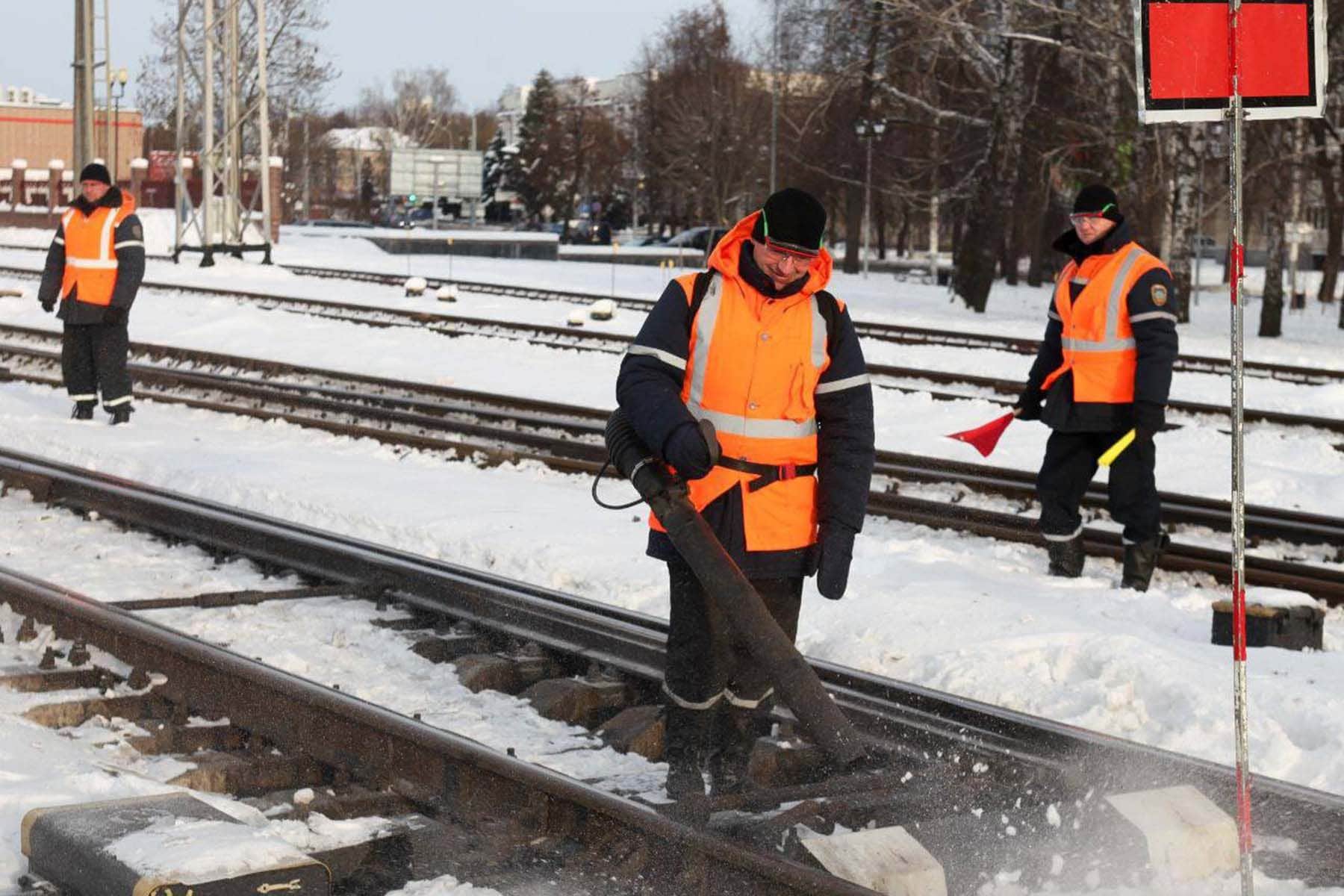 Работники БЖД очищают пути от снега