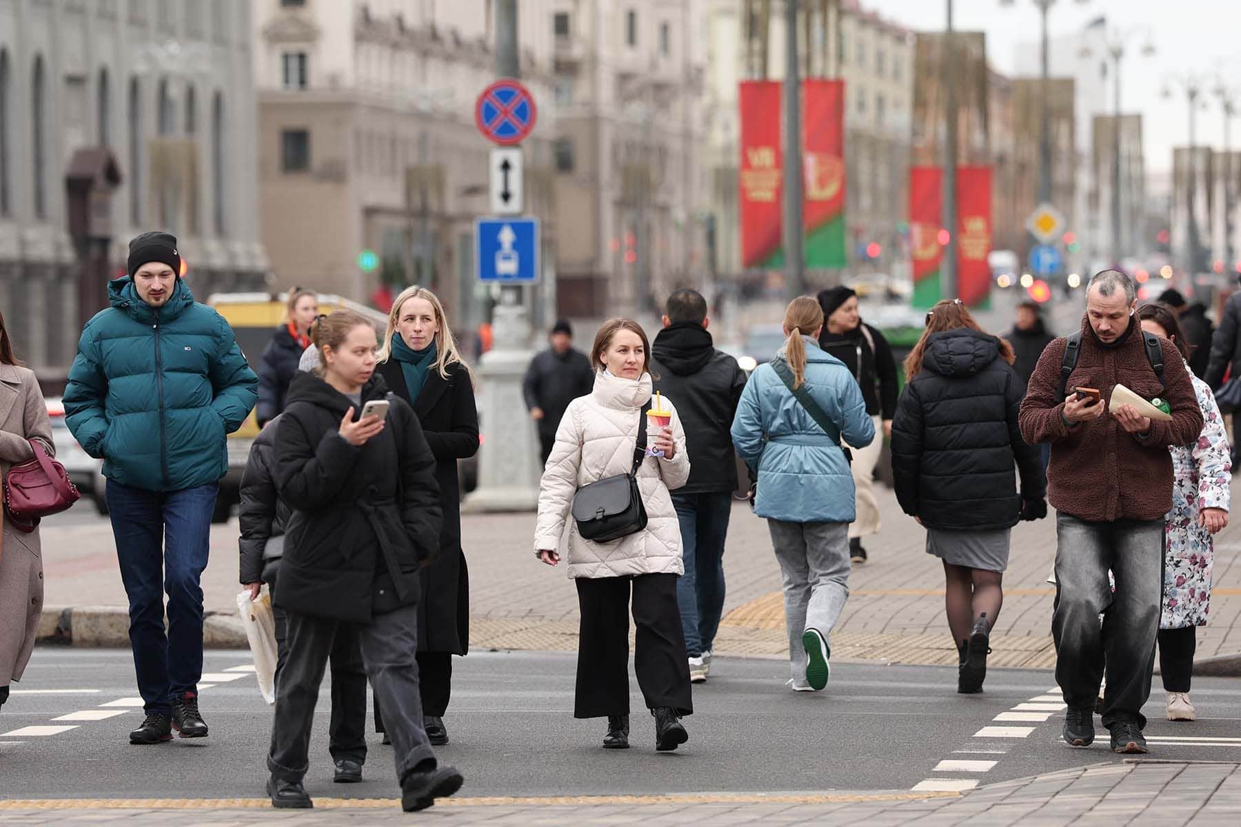Минчане на улице города. © Павел Орловский, Times.by