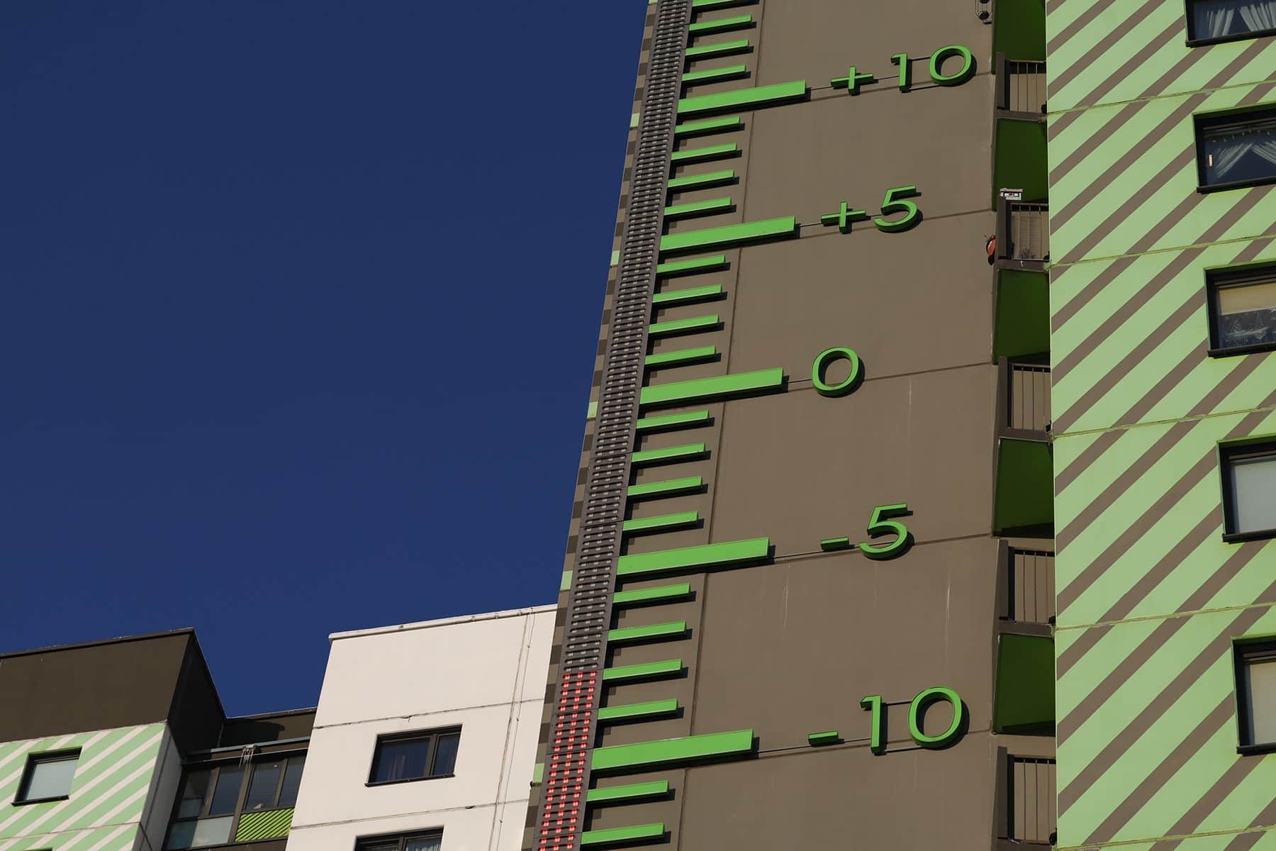 градусник на доме