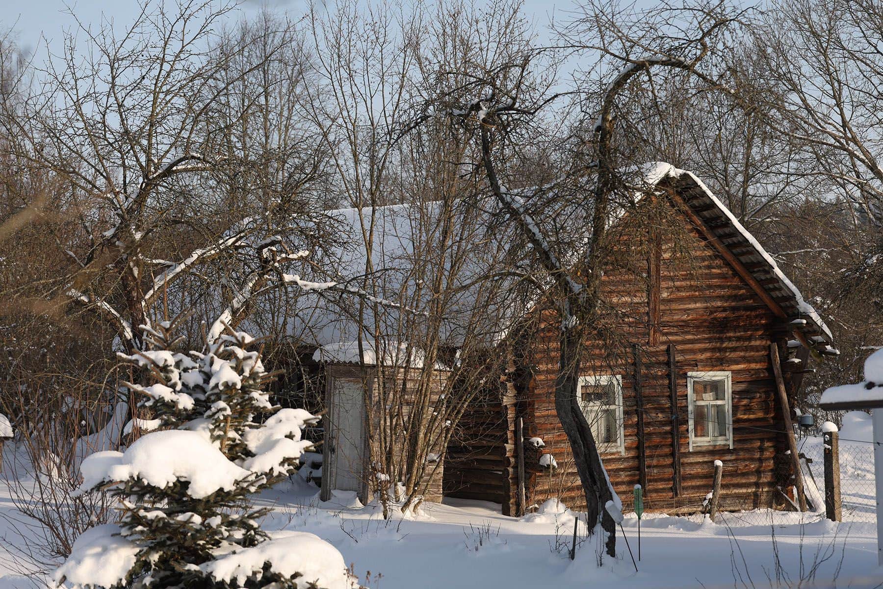 Домик в деревне зимой