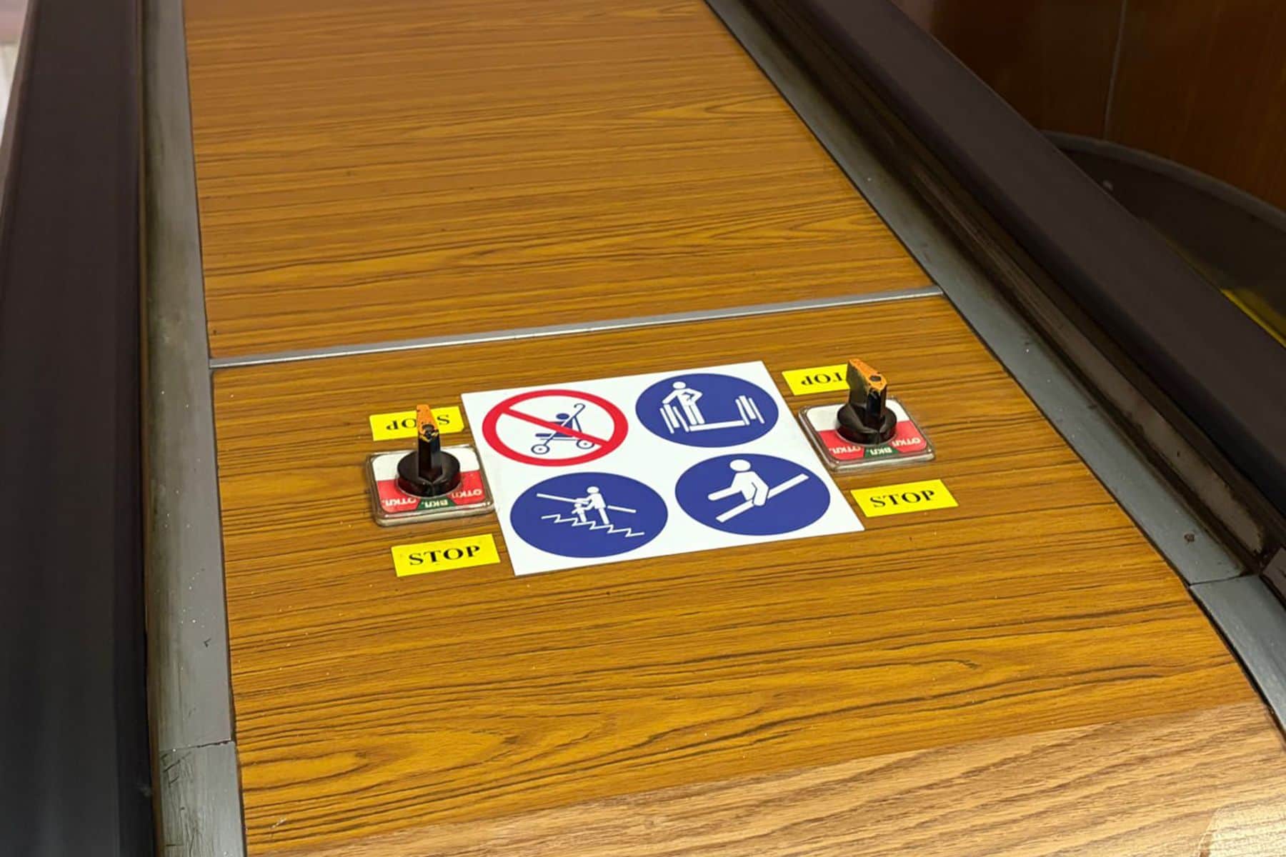 кнопка на эскалаторах в метро