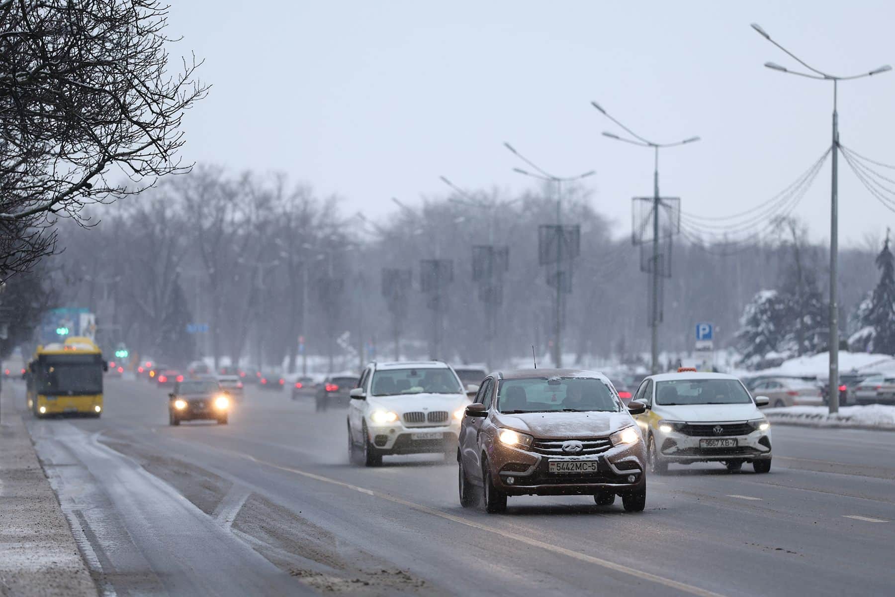 машины на проспекте Победителе