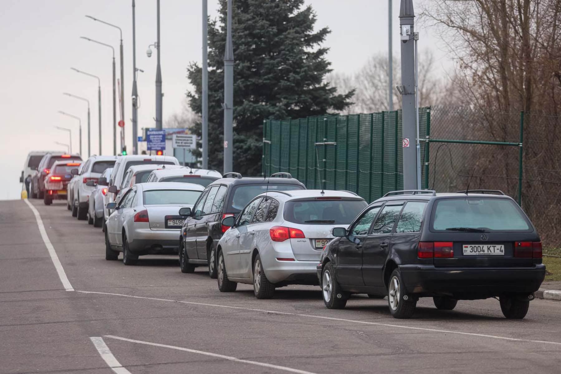 Автомобили в очереди на границе
