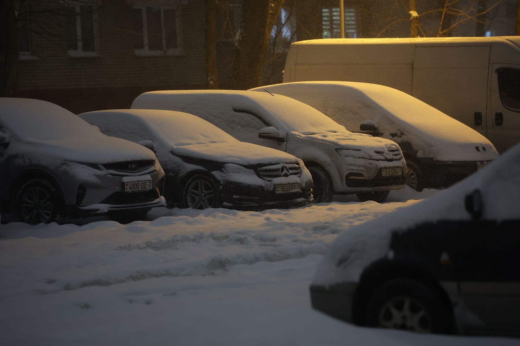 Машины на парковке