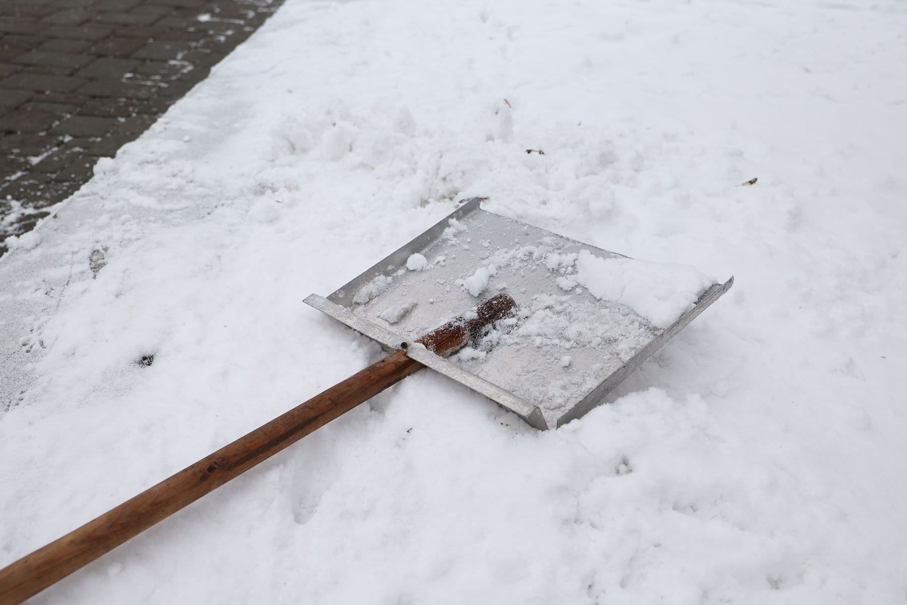 Лопата на снегу, уборка снега