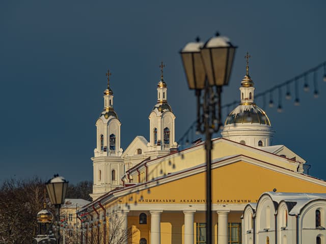 Вид на улицу Толстого и Свято-Воскресенскую церковь 