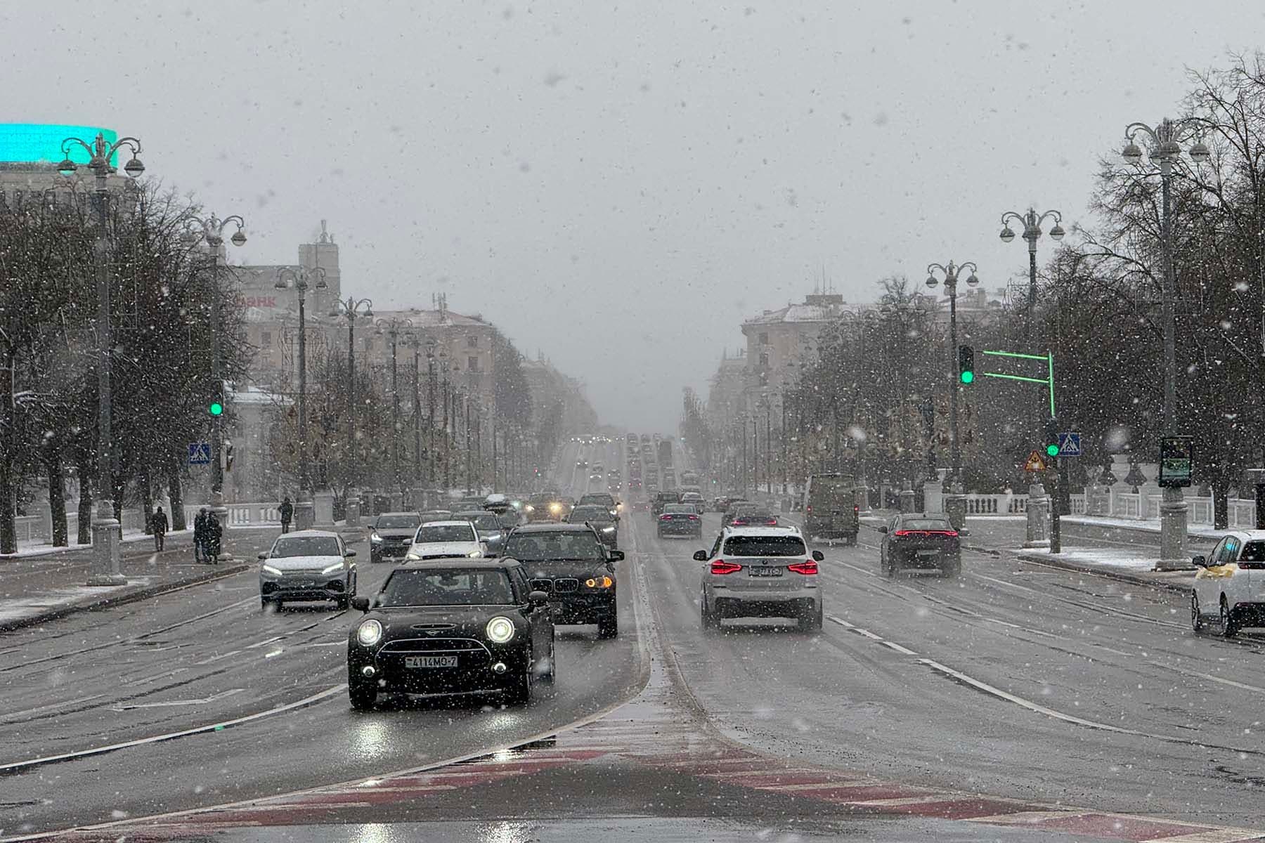 Машины в городе. © Павел Орловский, Times.by