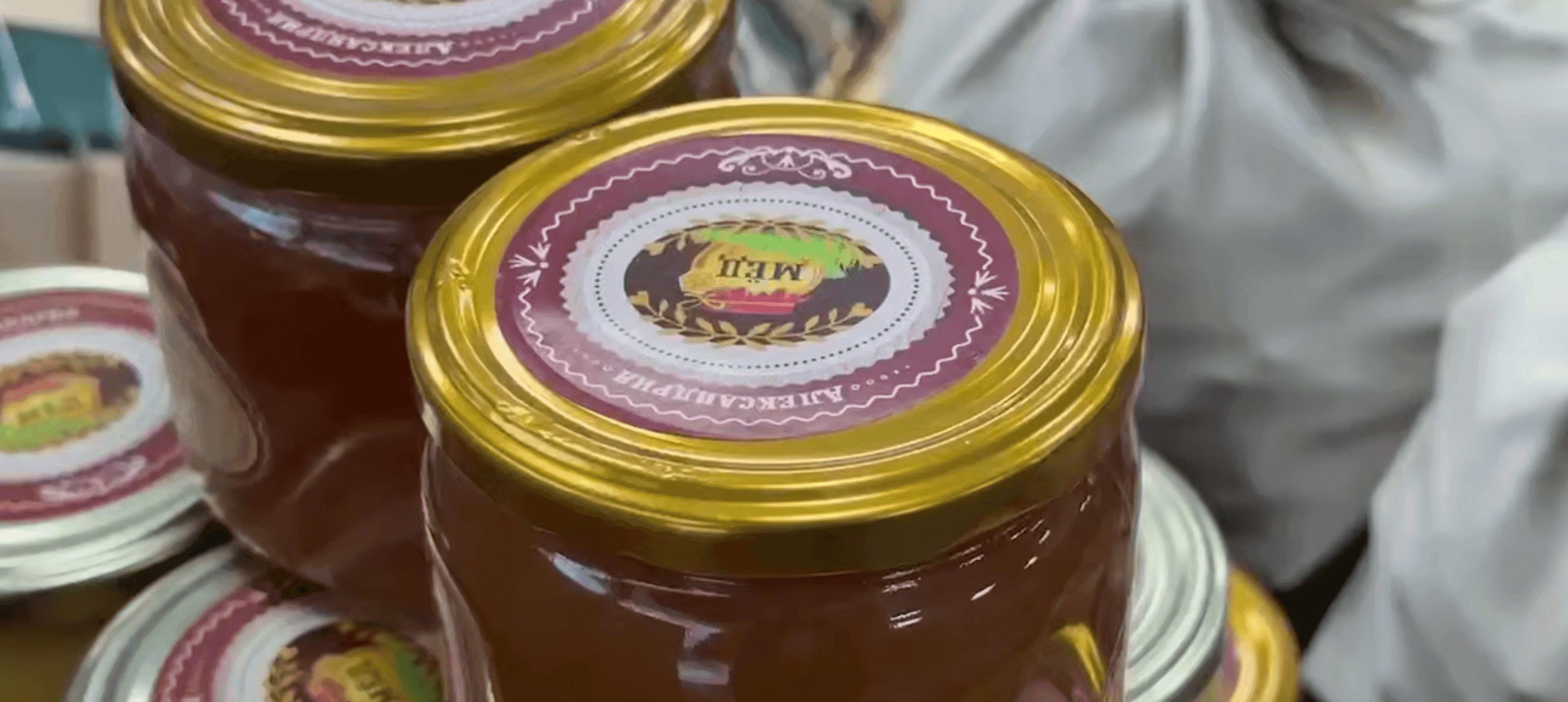 Мед от Президента Беларуси биатлонистам сборной. Скриншот видео «Пул Первого»