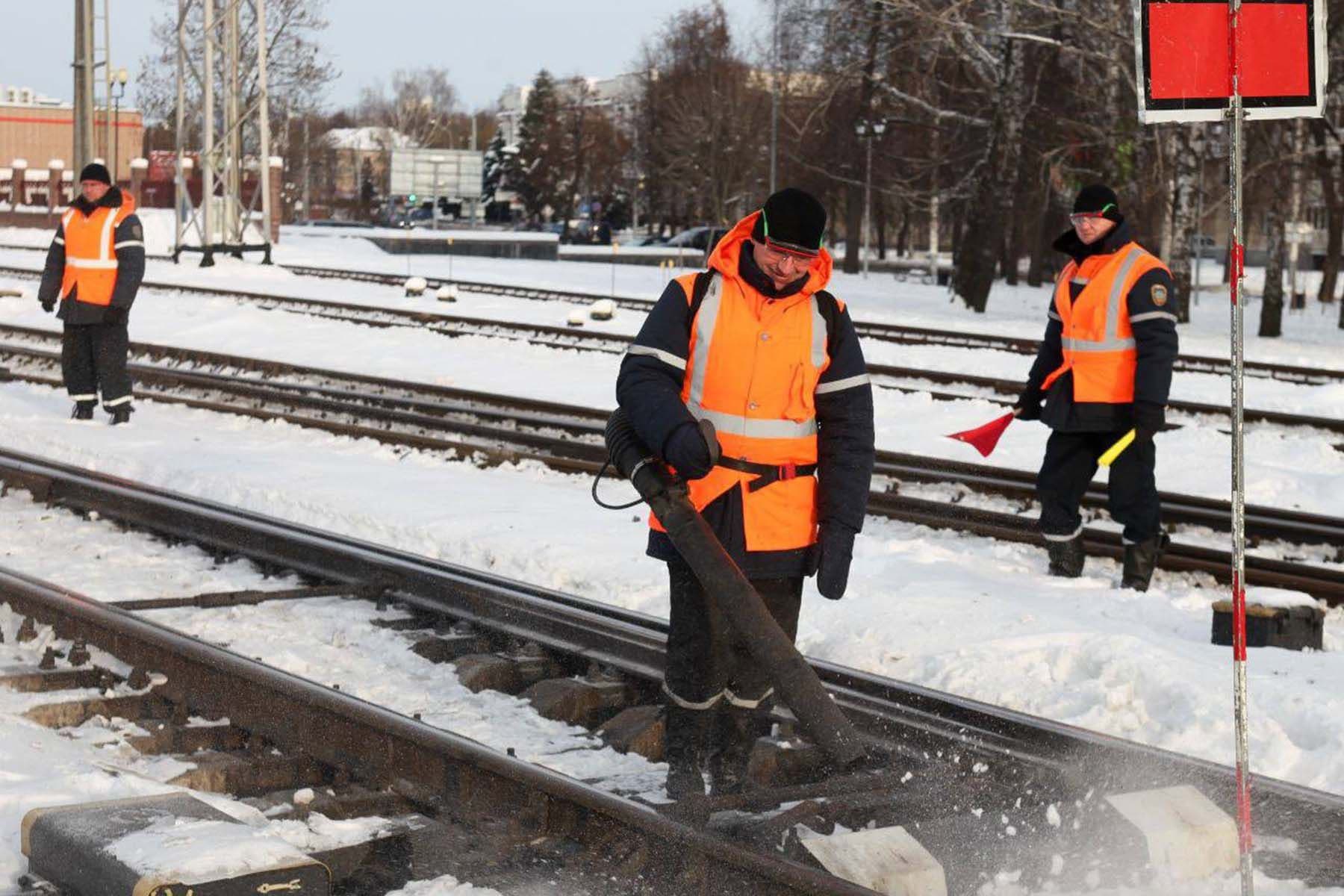 Работники БЖД очищают пути от снега