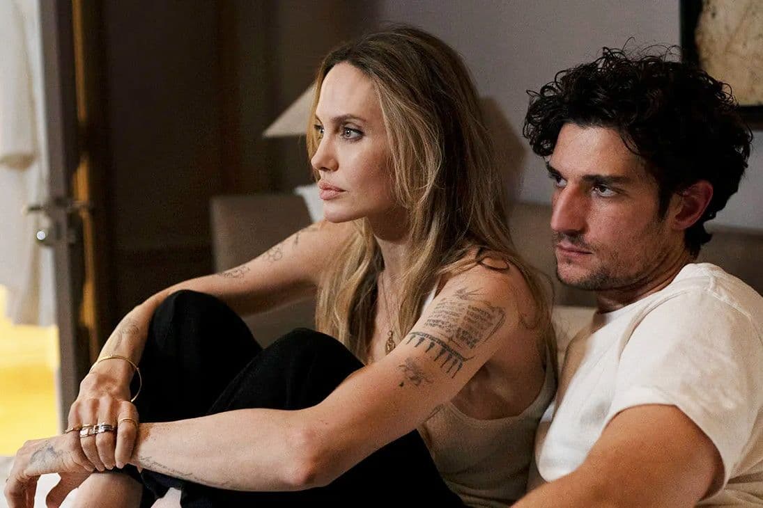 Анджелина Джоли и Луи Гаррель в фильме «Кутюр». © Pathé (2025)