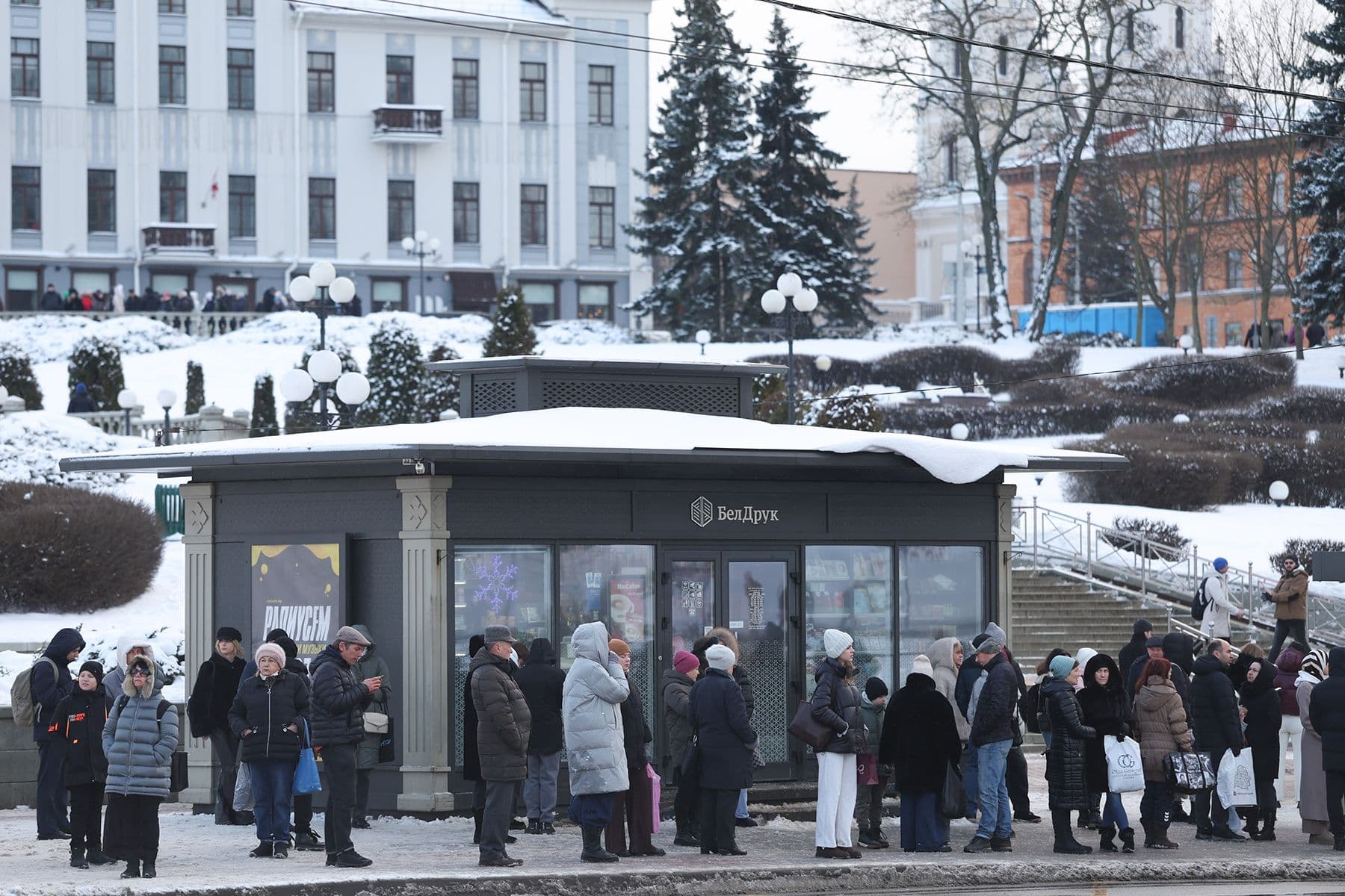 Люди на остановке