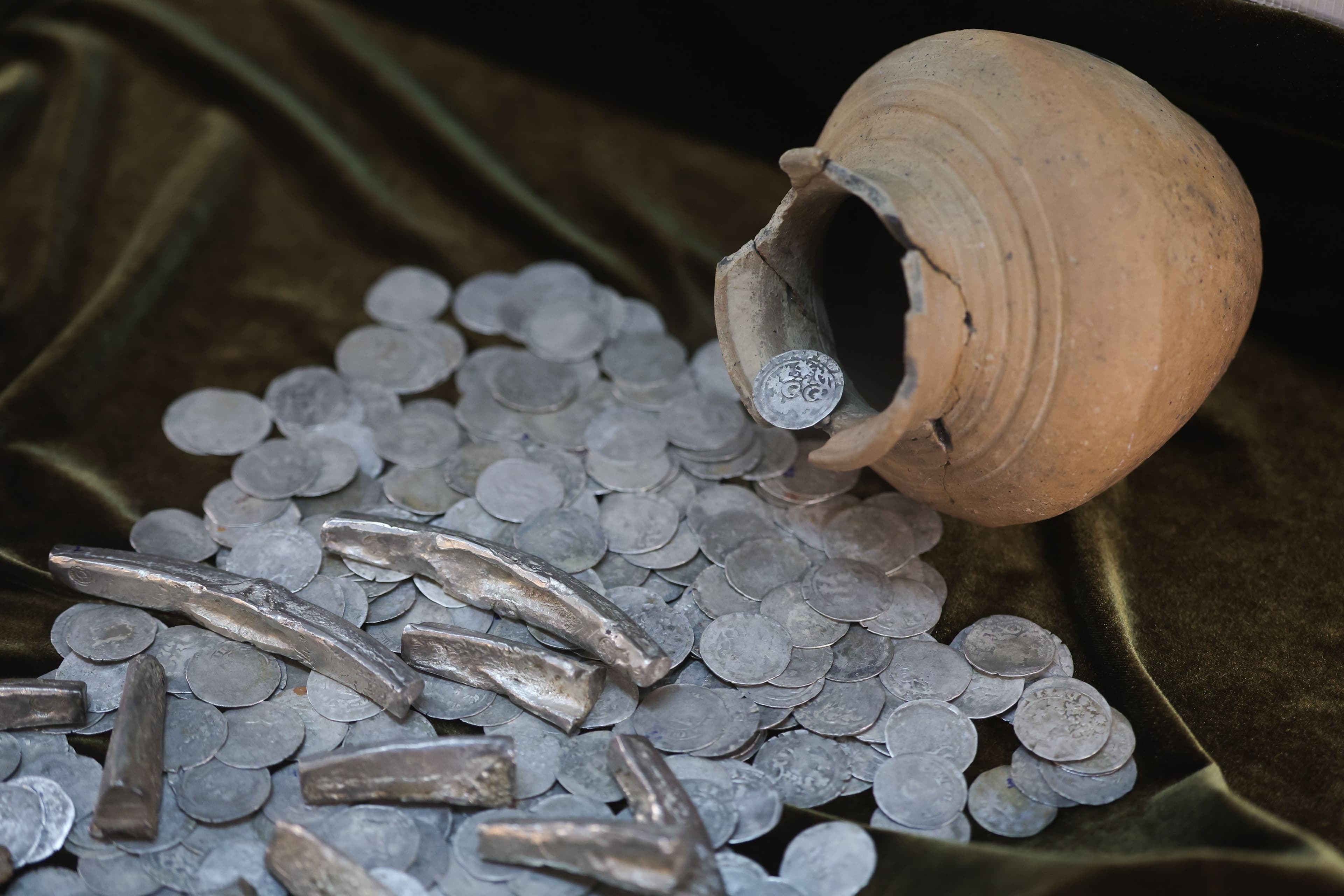 Клад с клейменными гривнами