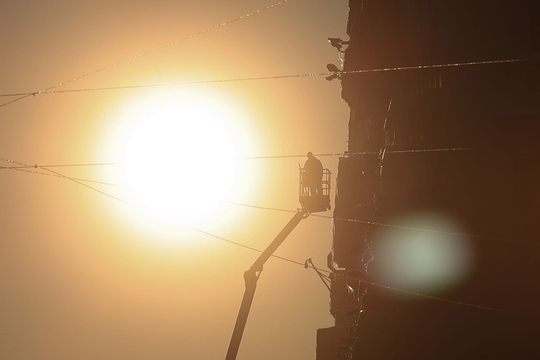 Солнце и фасадный подъемник