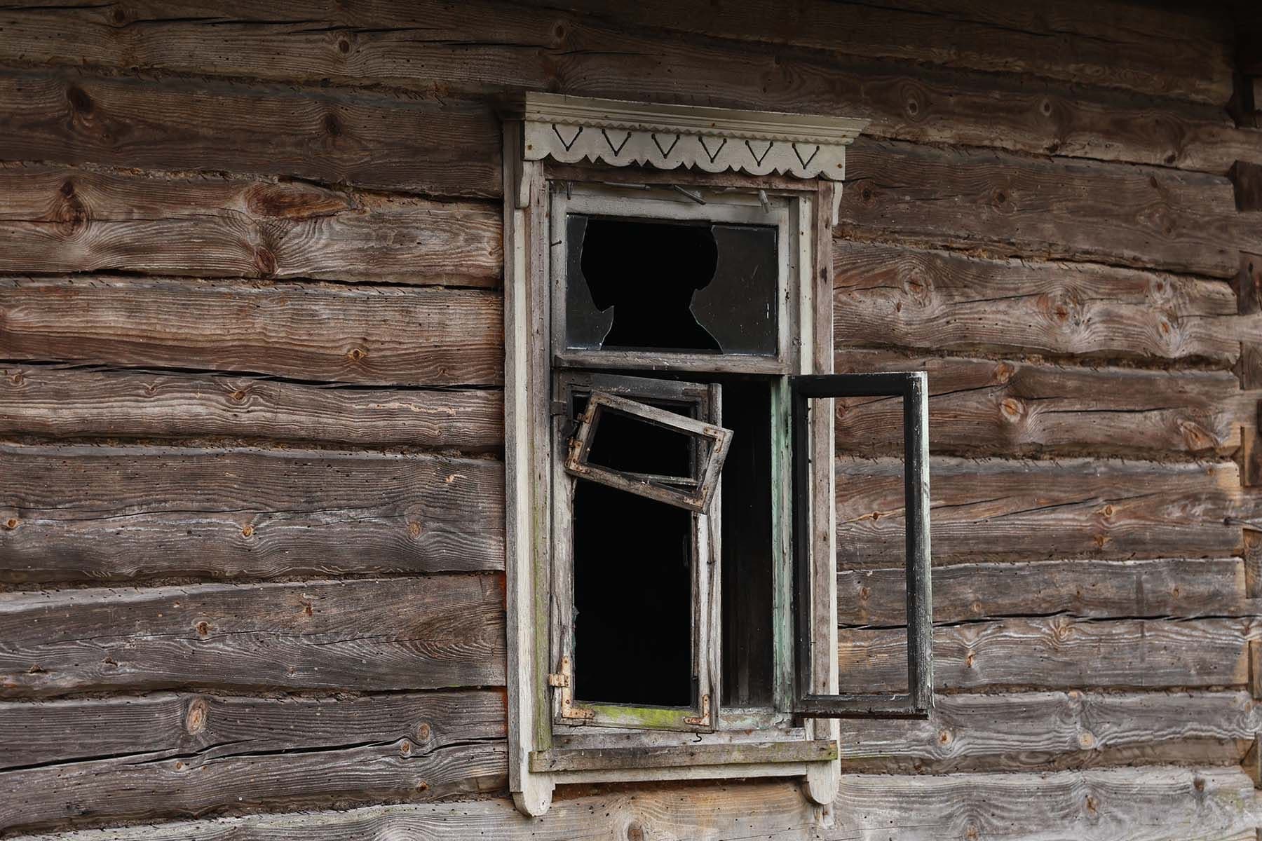 Разбитое окно в деревенском доме. © Павел Орловский, Times.by
