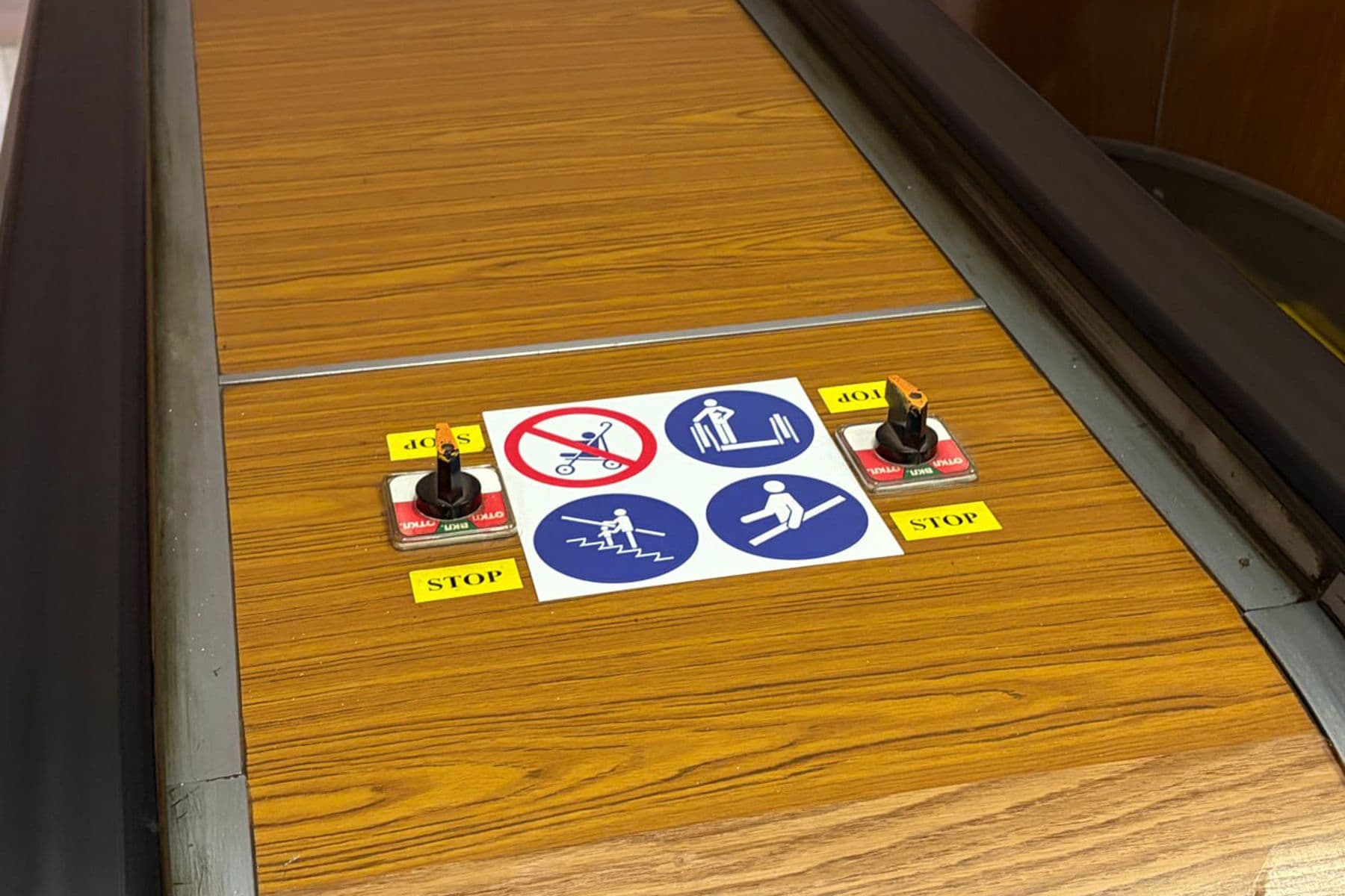 кнопка на эскалаторах в метро