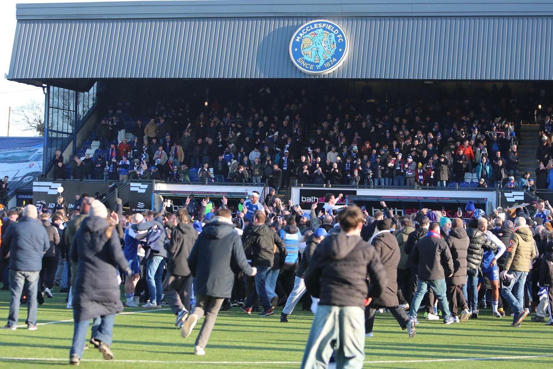 Футболисты и болельщики «Маклсфилда» после победы над «Кристал Пэлас». ©  Macclesfield FC (C), Х