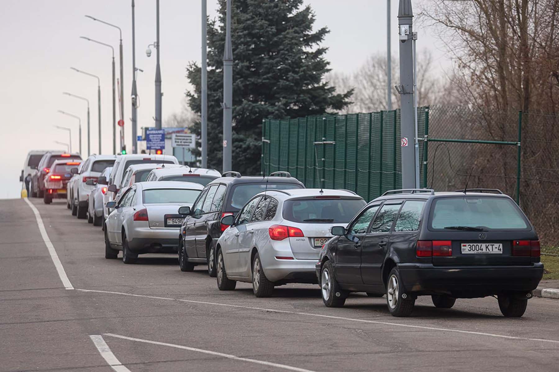 Автомобили в очереди на границе