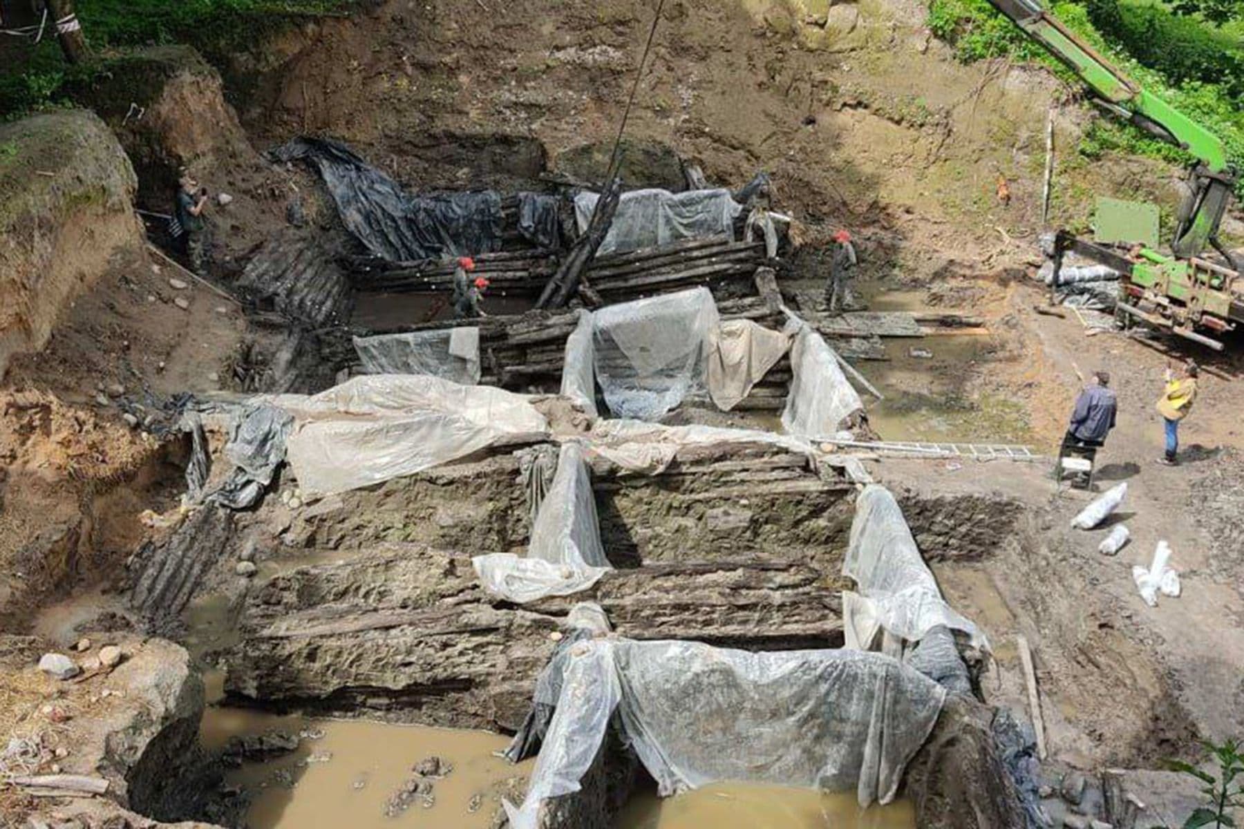 Раскопки на археологическом комплексе на р.Менка 