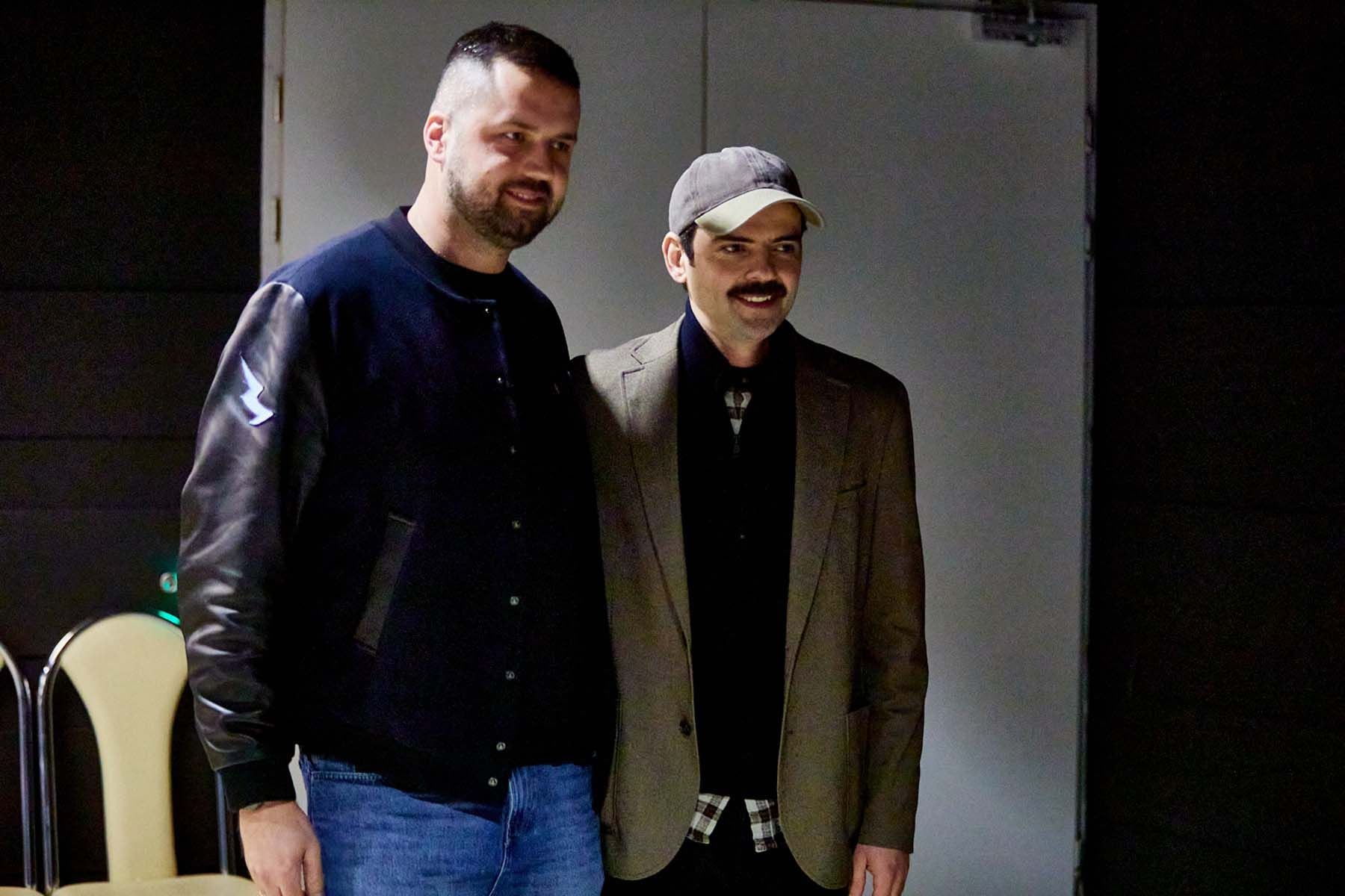 Антон Лапенко (справа) и болельщик. © Святослав Зоркий, Times.by