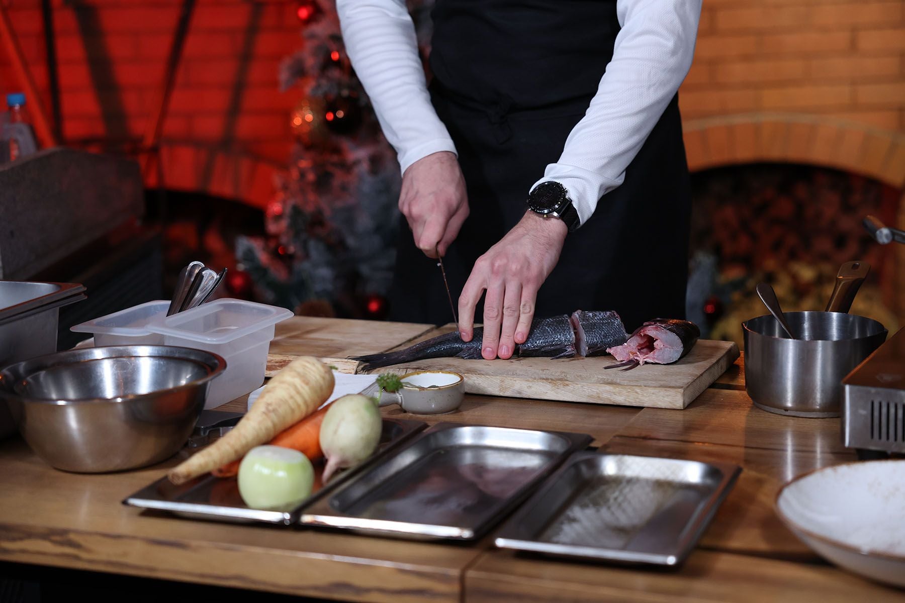 Шеф-повар Николай Герасимов готовит заливную рыбу