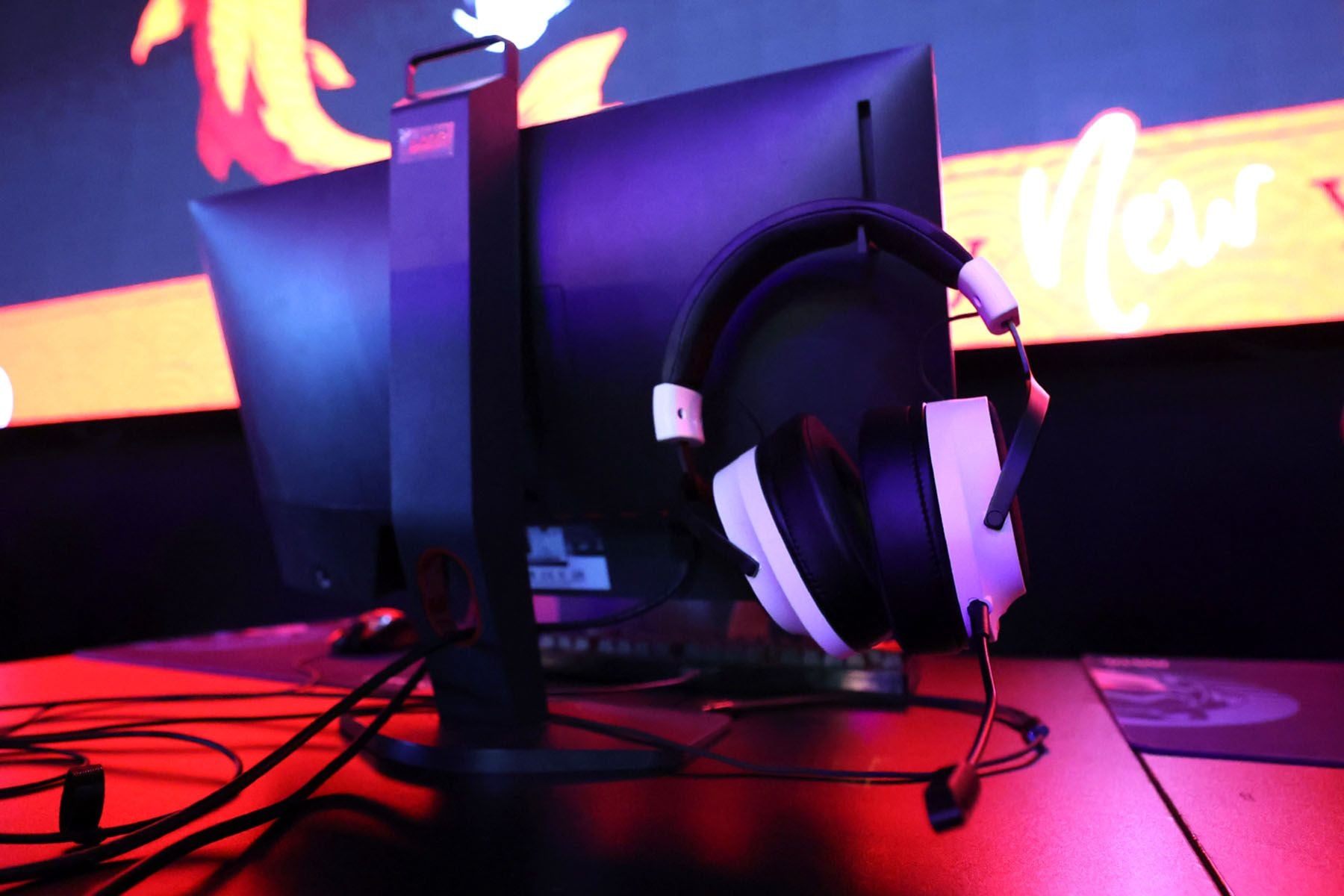 Компьютер с наушниками