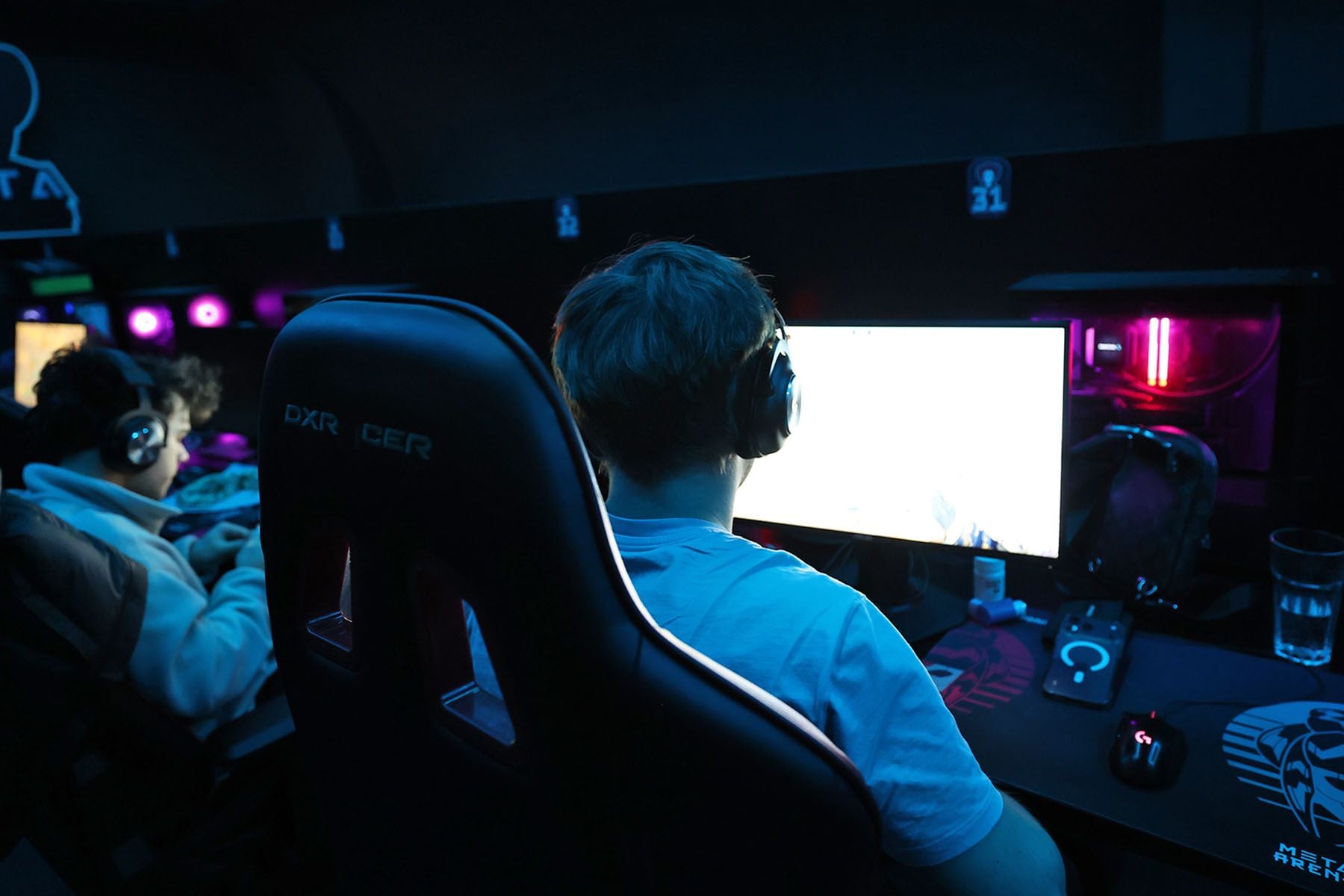 Игрок за монитором