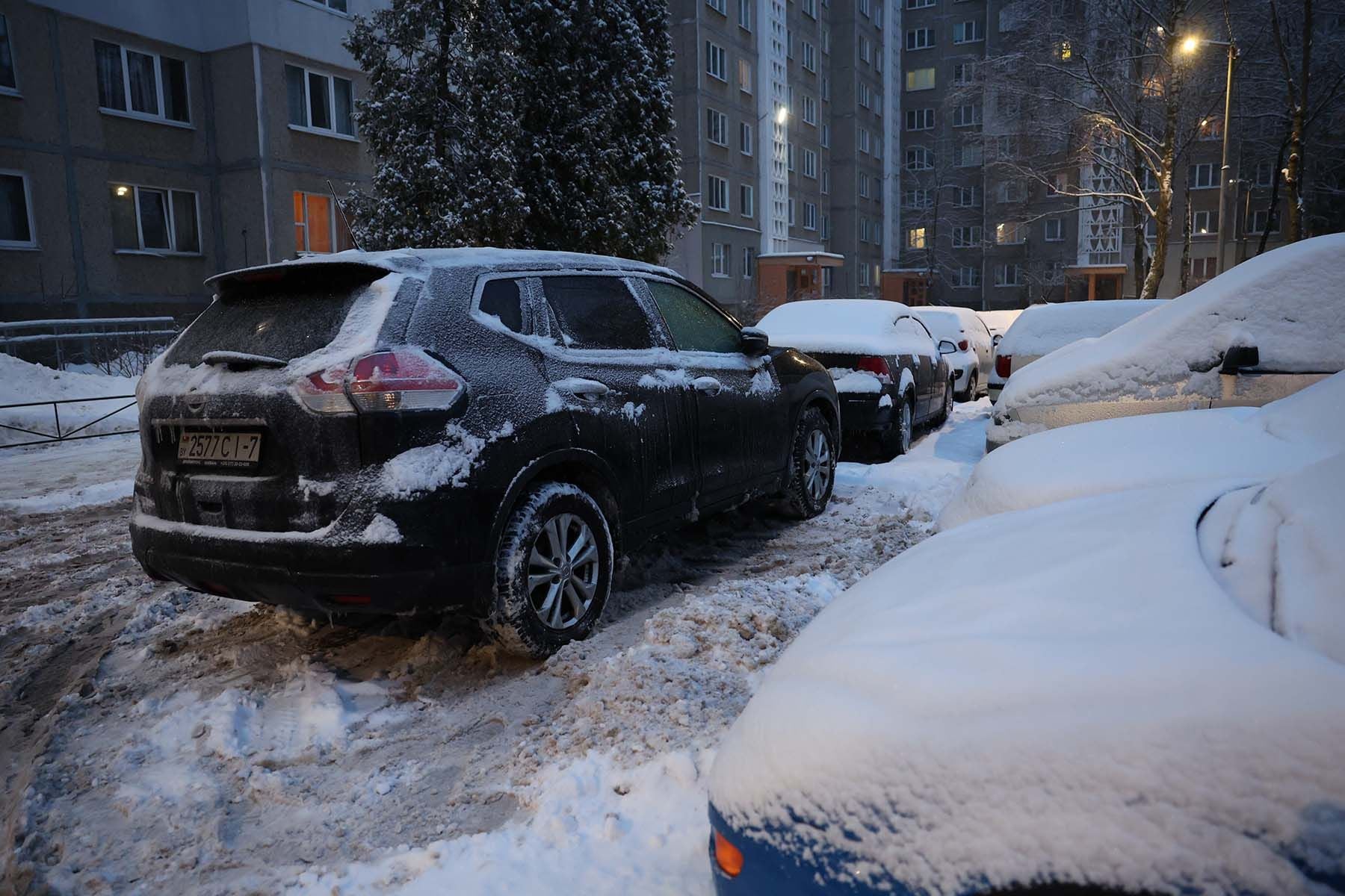 Парковка в минском дворе. © Павел Орловский, Times.by
