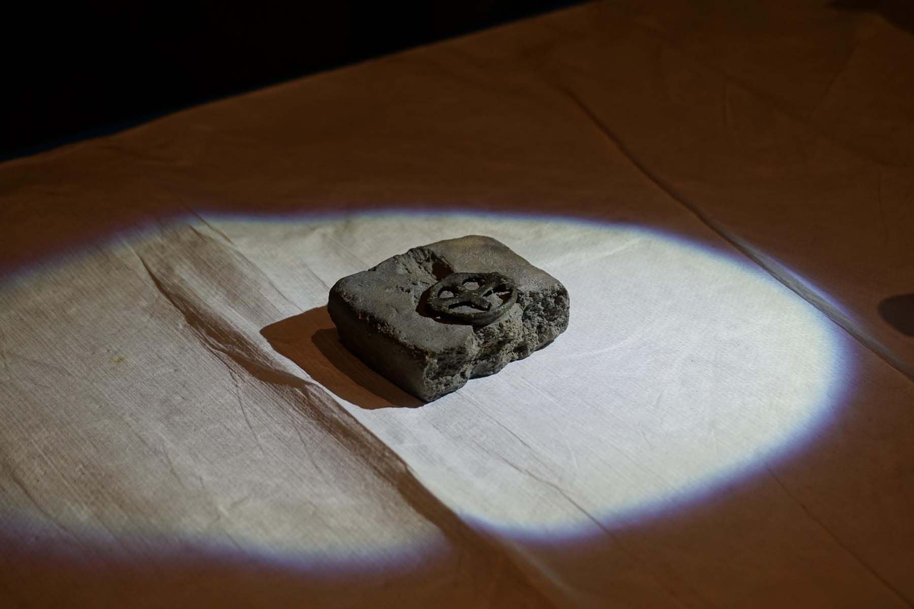 Крест идеально подходит к литейной форме. © Министерство науки, исследований и культуры Бранденбурга