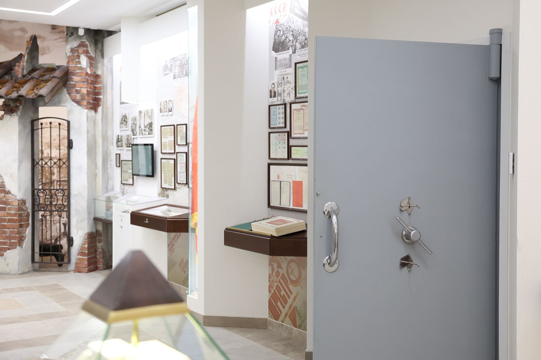 За этой сейфовой дверью хранятся главные клады Беларуси