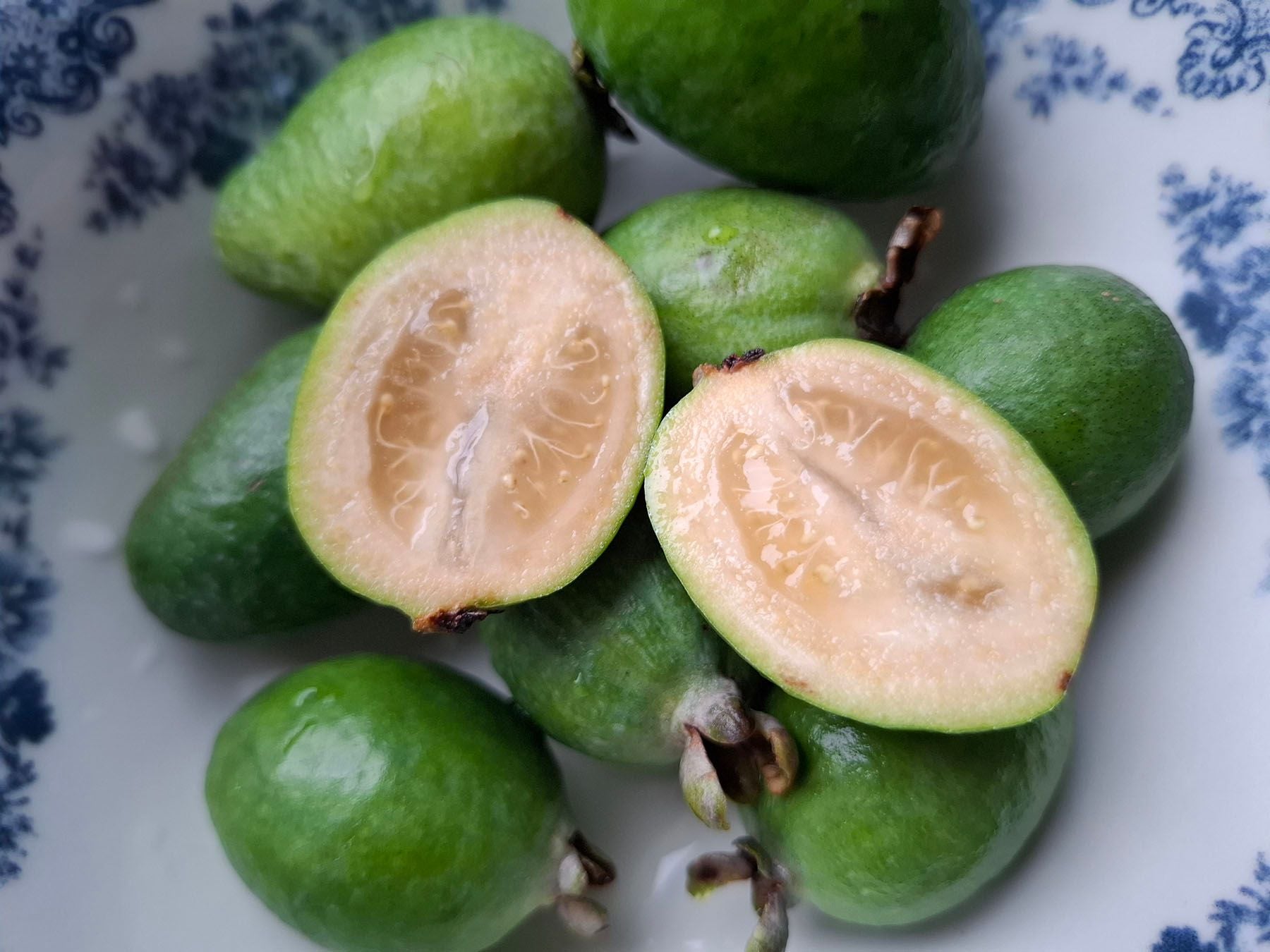 Фейхоа на тарелке