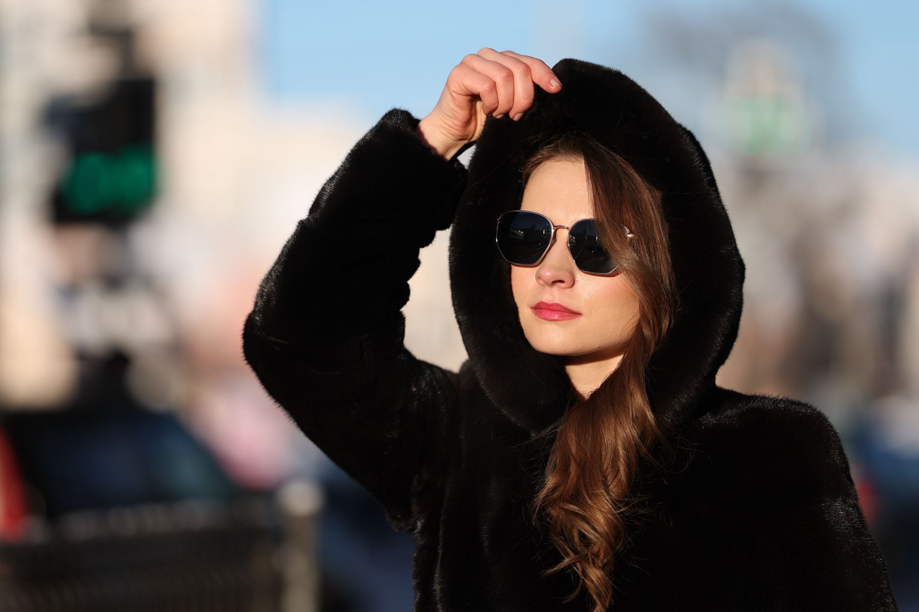 Девушка в солнцезащитных очках