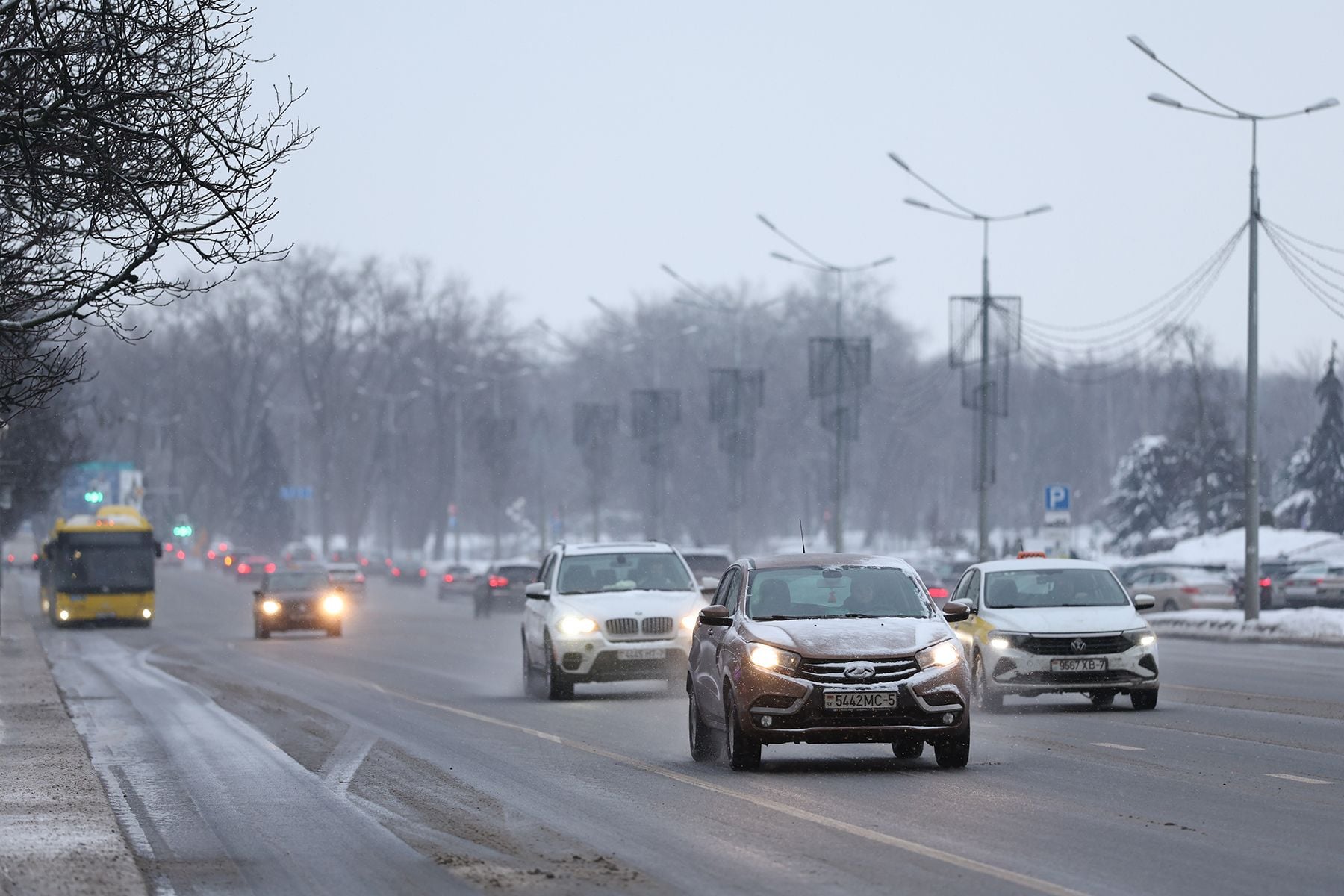 машины на проспекте Победителе
