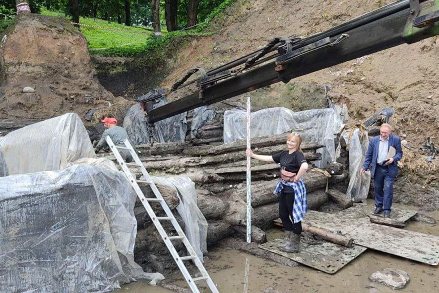 Раскопки на археологическом комплексе на реке Менка 