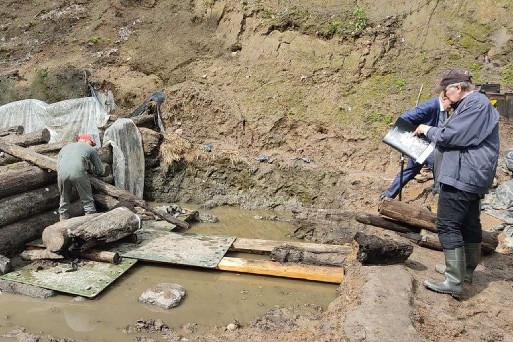 Раскопки на археологическом комплексе на реке Менка 