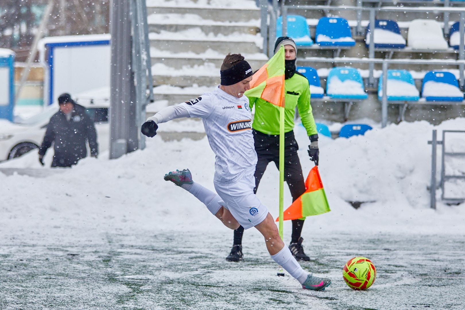 Кирилл Цепенков единственный, кто в такую погоду играл с голыми ногами