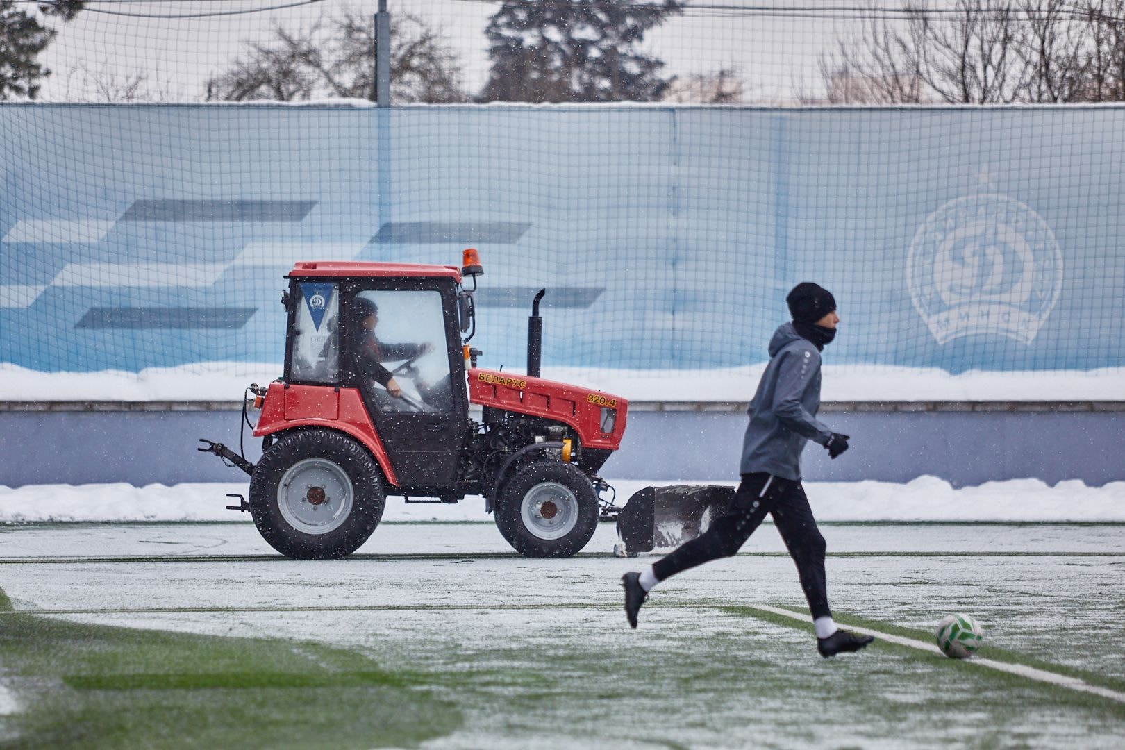 Трактор на футбольном поле
