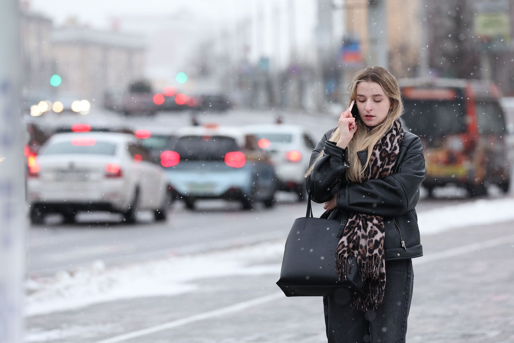 Девушка разговаривает по телефону