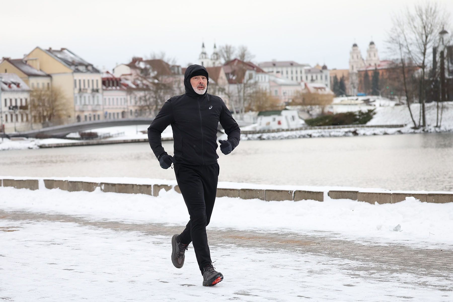 Мужчина бегает на набережной Свислочи в Минске