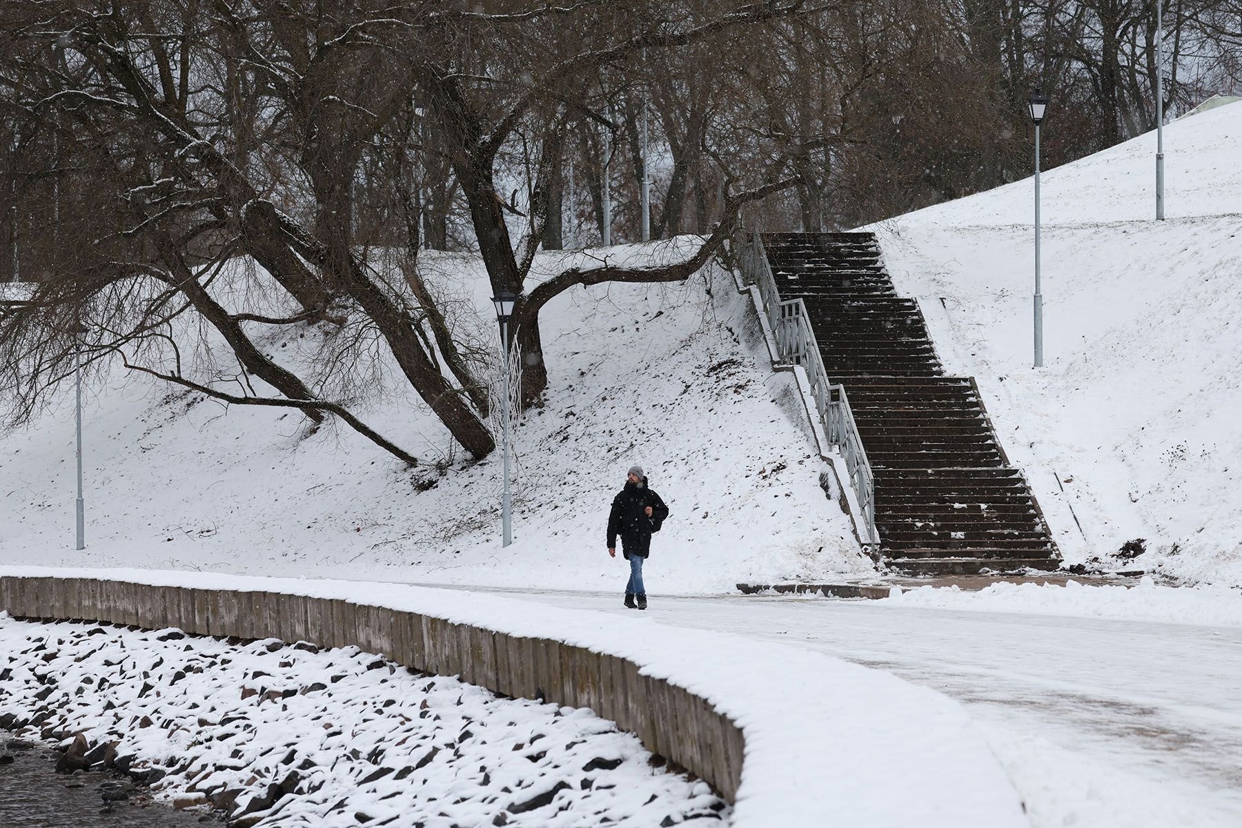 Молодой человек гуляет на набережной