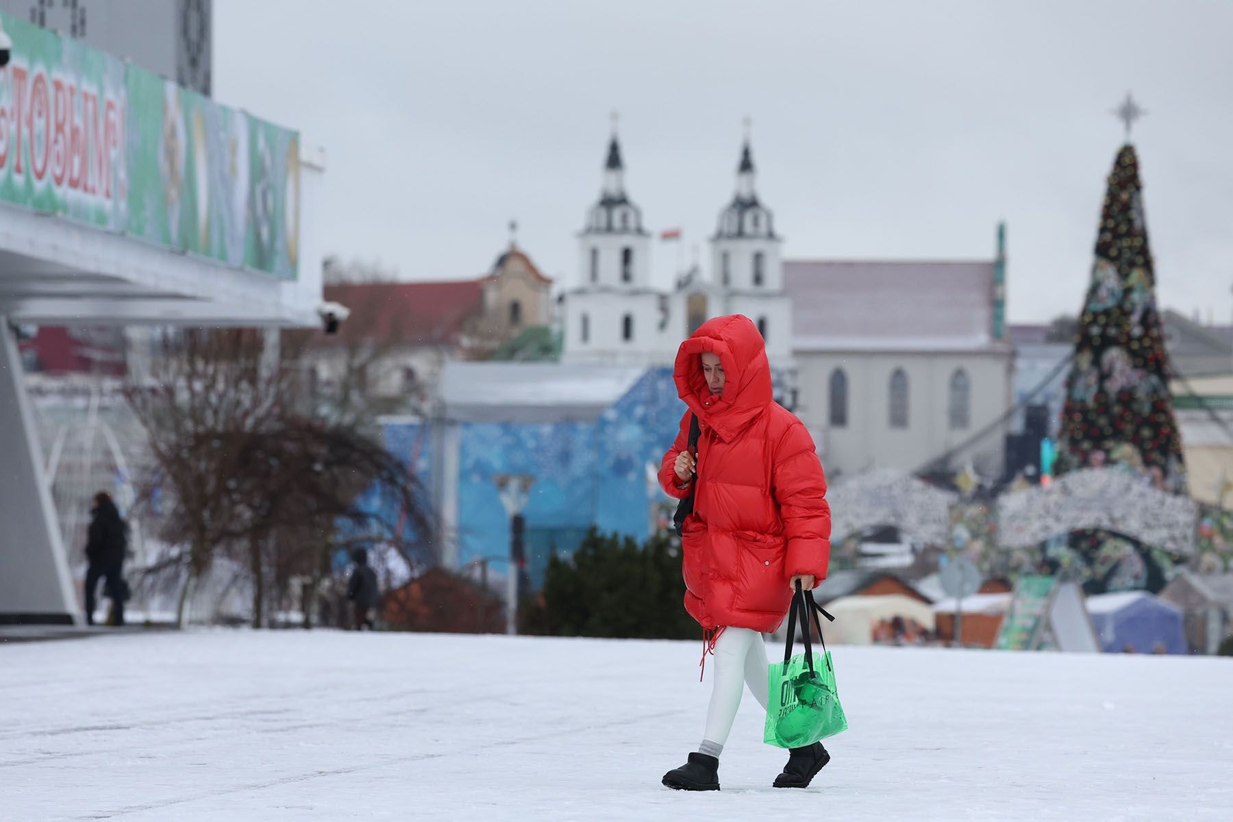 Девушка на проспекте Победителей