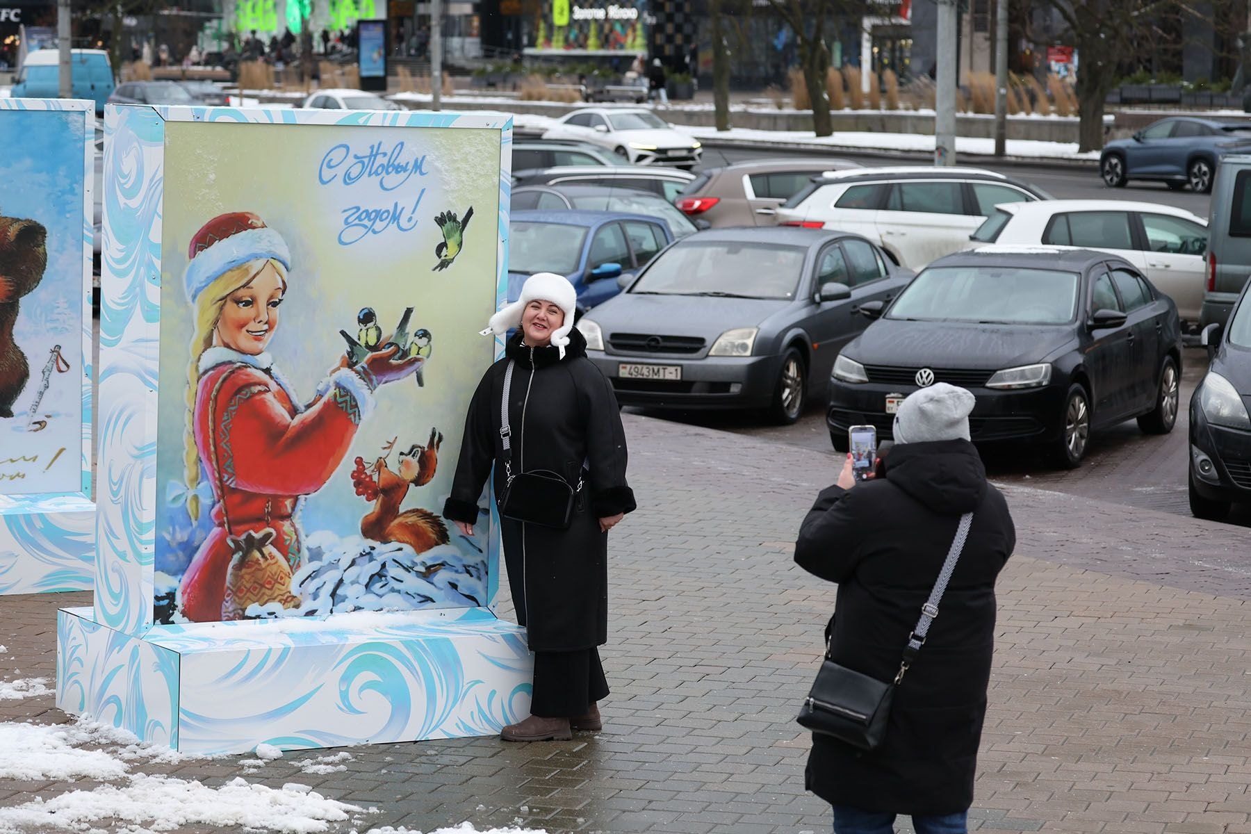 Женщины фотографируются на проспекте Победителей