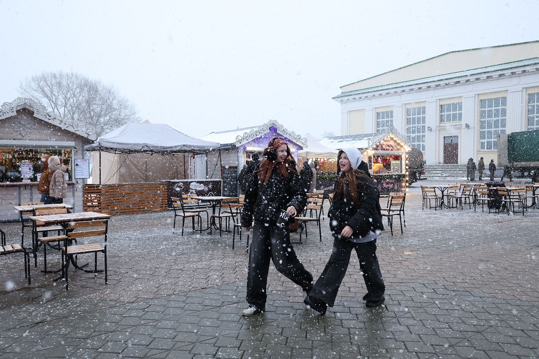 Девушки у новогодней ярмарки на проспекте Победителей