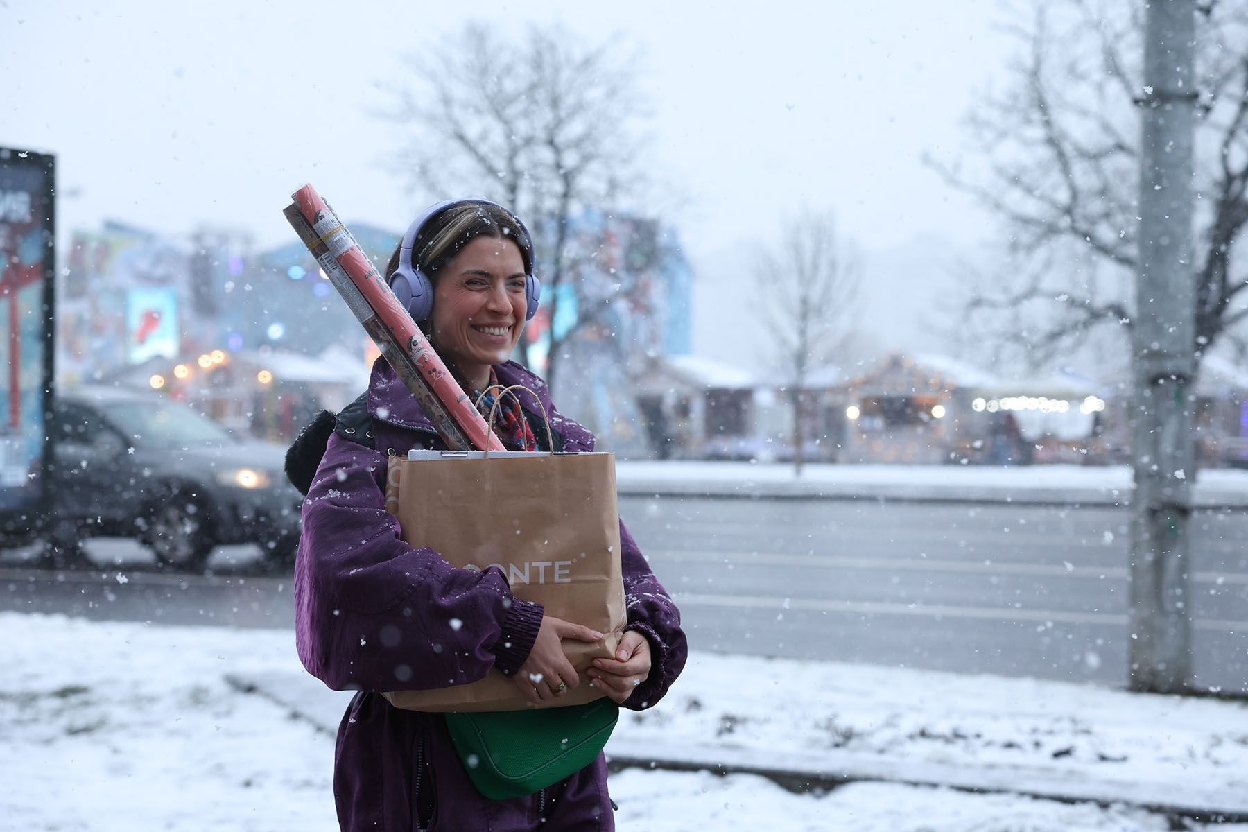 Девушка в наушниках