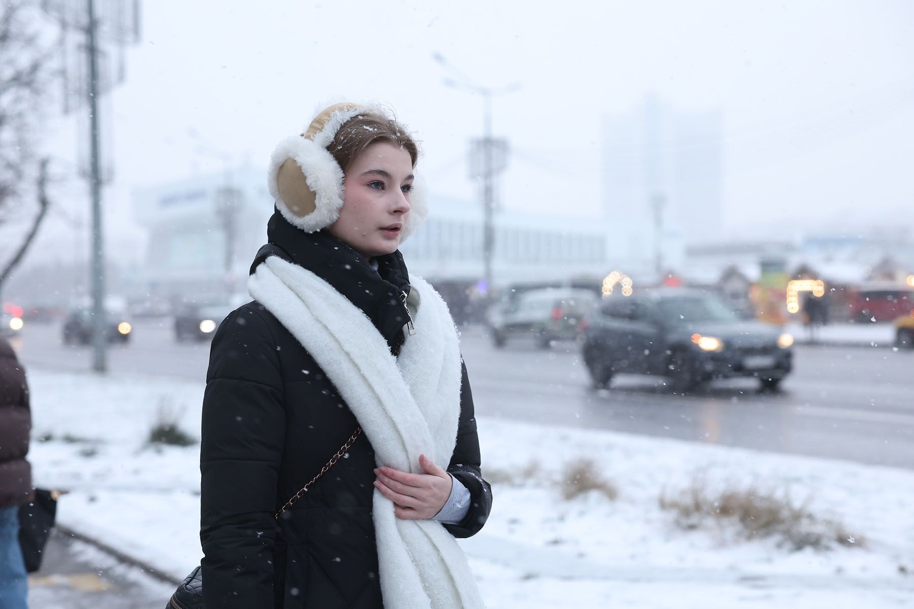 Девушка в наушниках