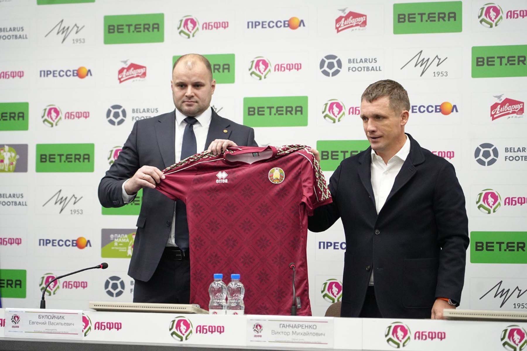 Председатель АБФФ Евгений Булойчик (слева) и главный тренер сборной Беларуси Виктор Ганчаренко